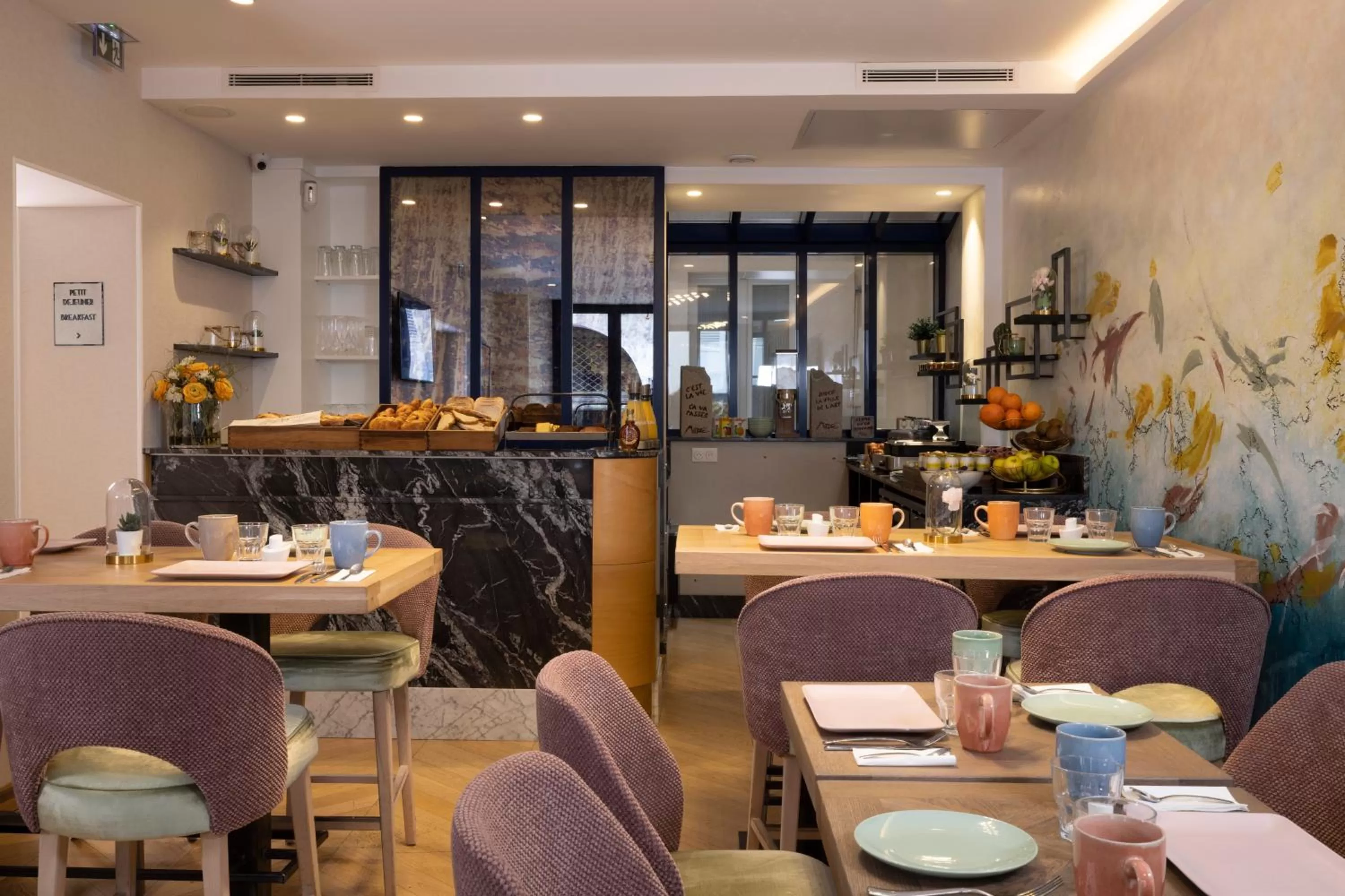 Restaurant/places to eat in Hôtel des Arts Montmartre