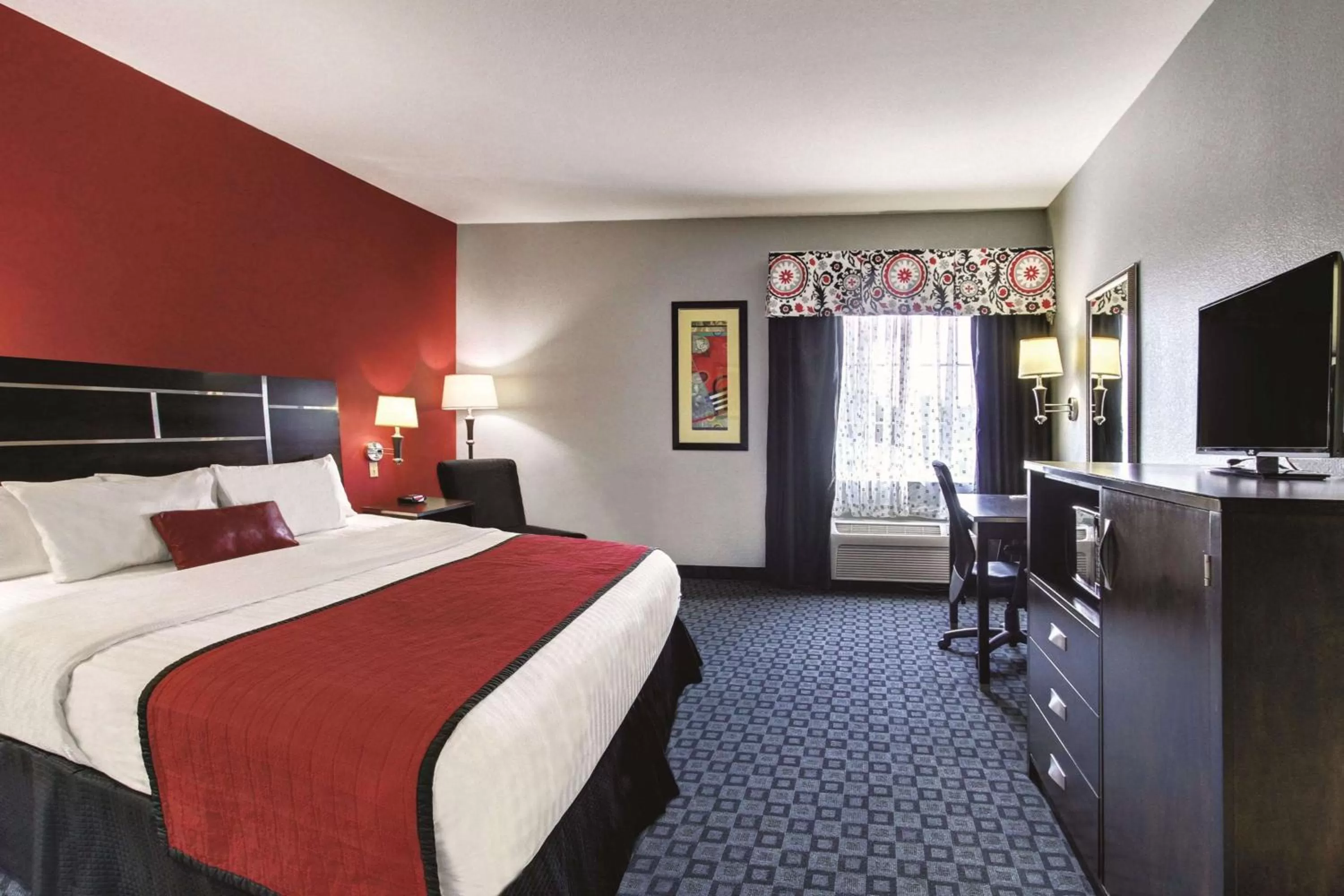 Photo of the whole room, Bed in La Quinta Inn & Suites by Wyndham South Dallas - Hutchins