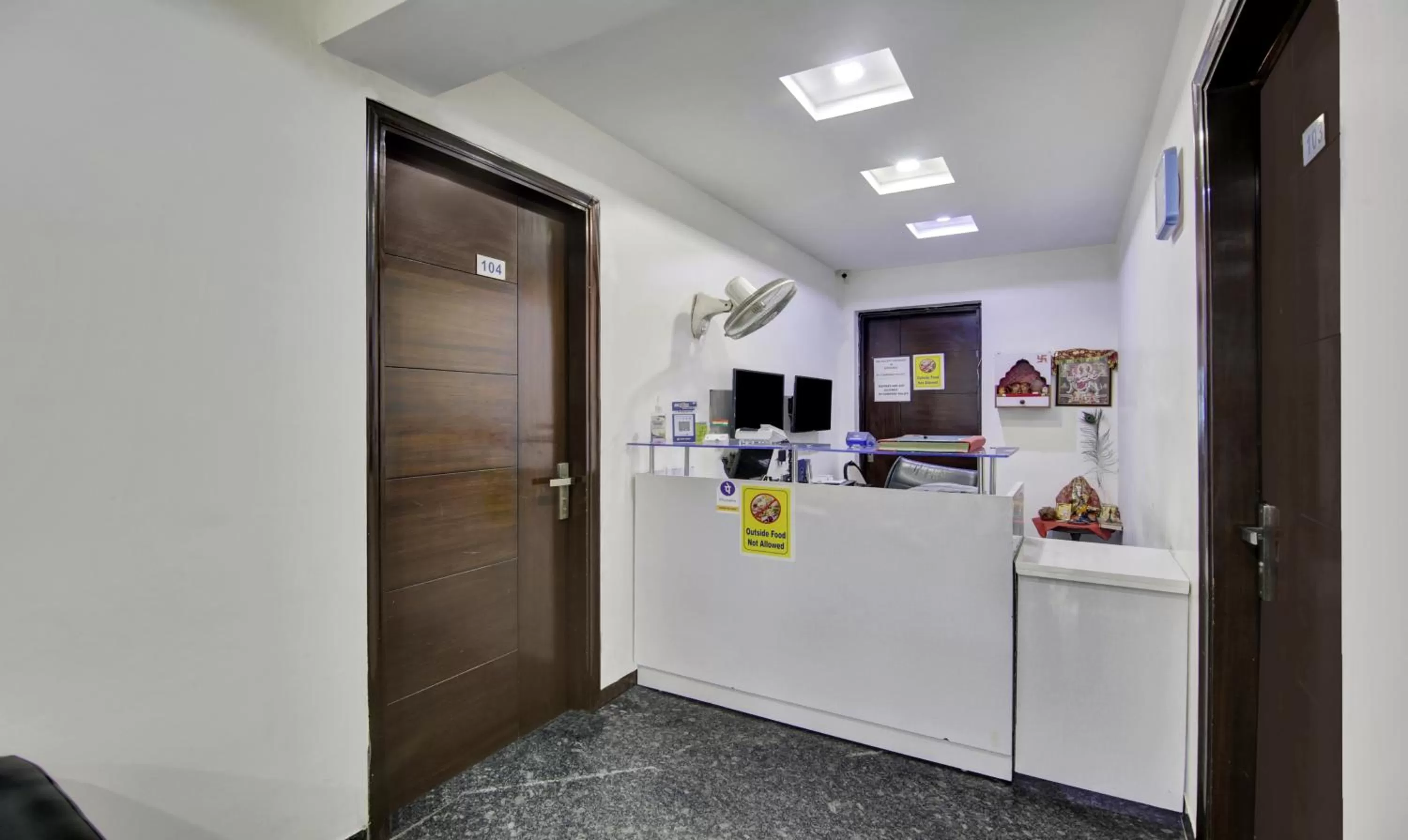 Lobby or reception, Kitchen/Kitchenette in Treebo Trend Apple Pie