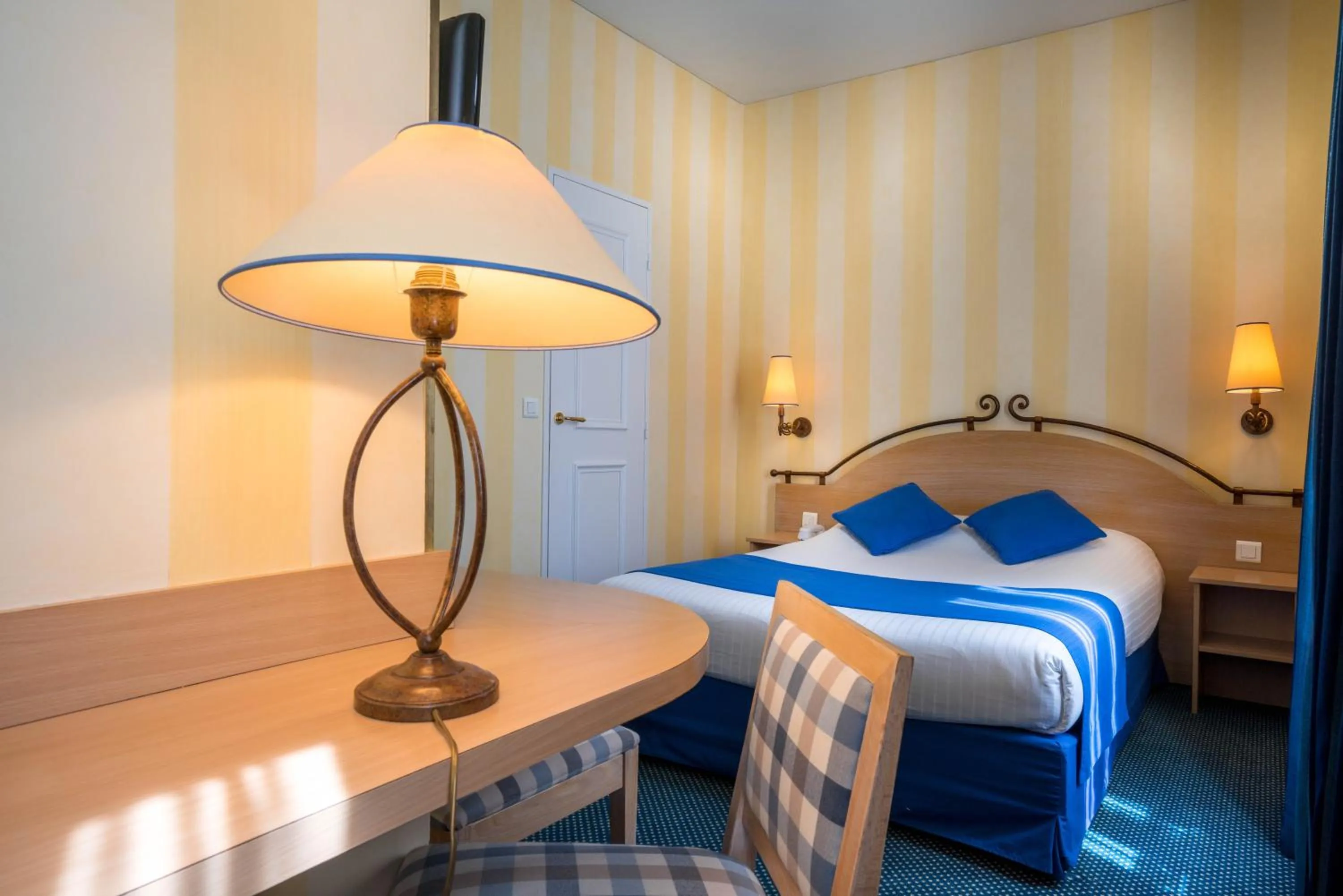 Bed in Hotel Delambre