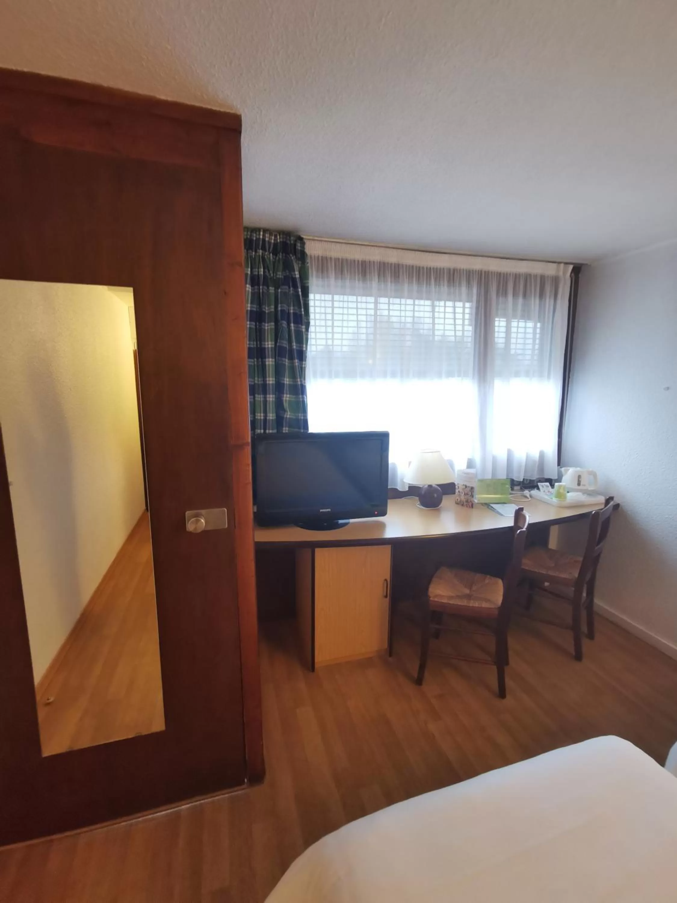 Coffee/tea facilities, Bed in Hôtel Restaurant Campanile Aurillac