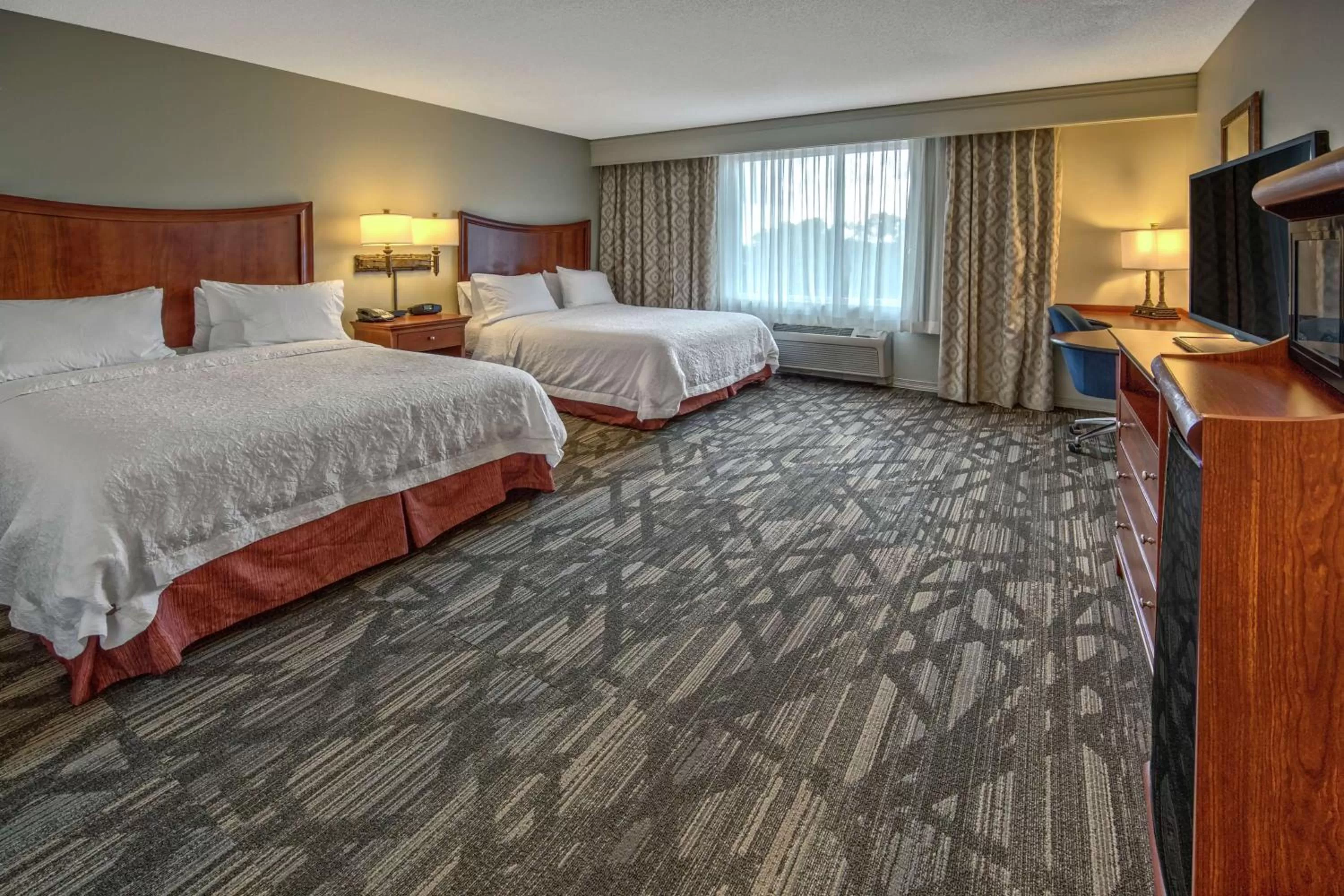 Bedroom, Bed in Hampton Inn & Suites Stuart-North