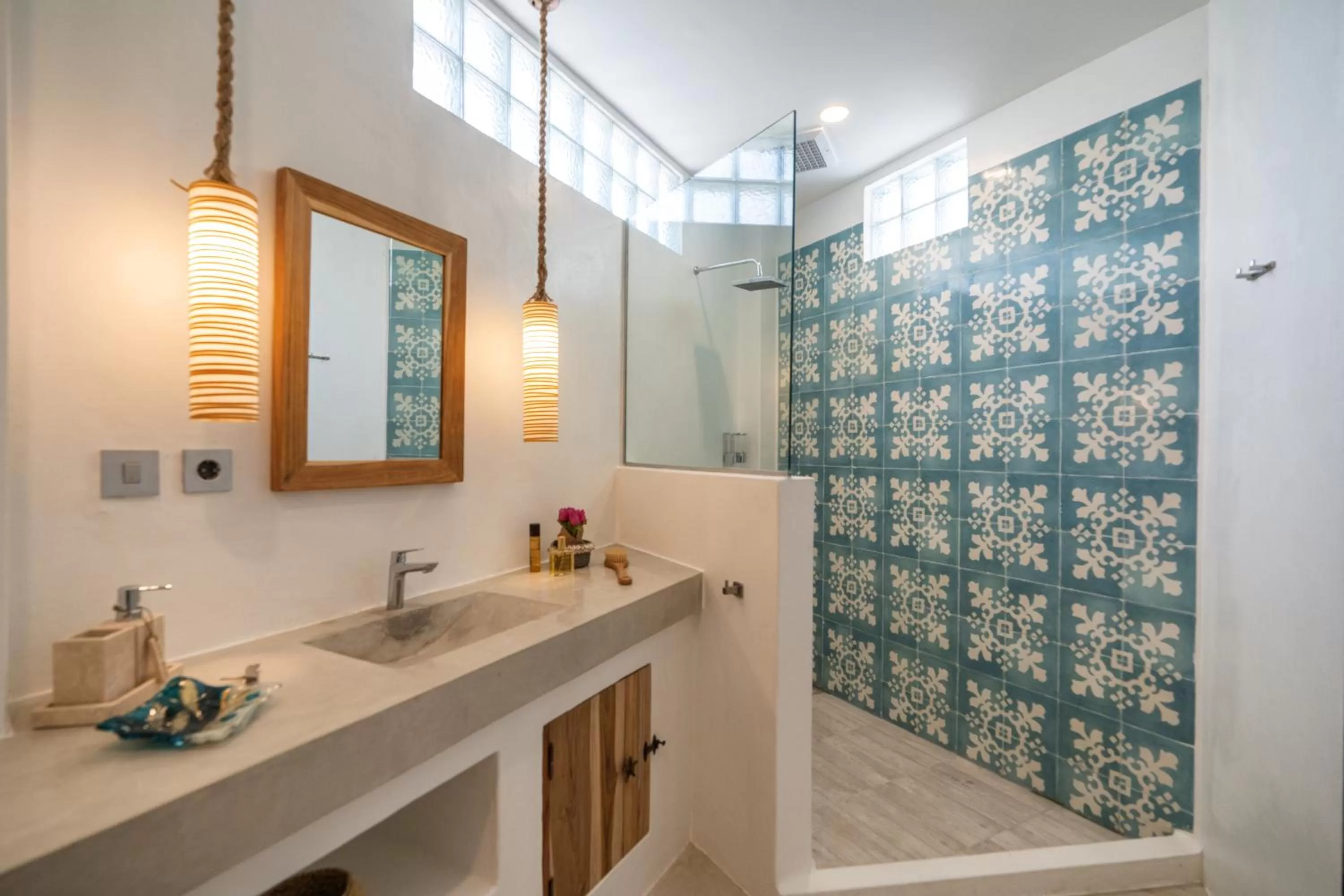 Shower in Seaesta Komodo Hotel & Hostel