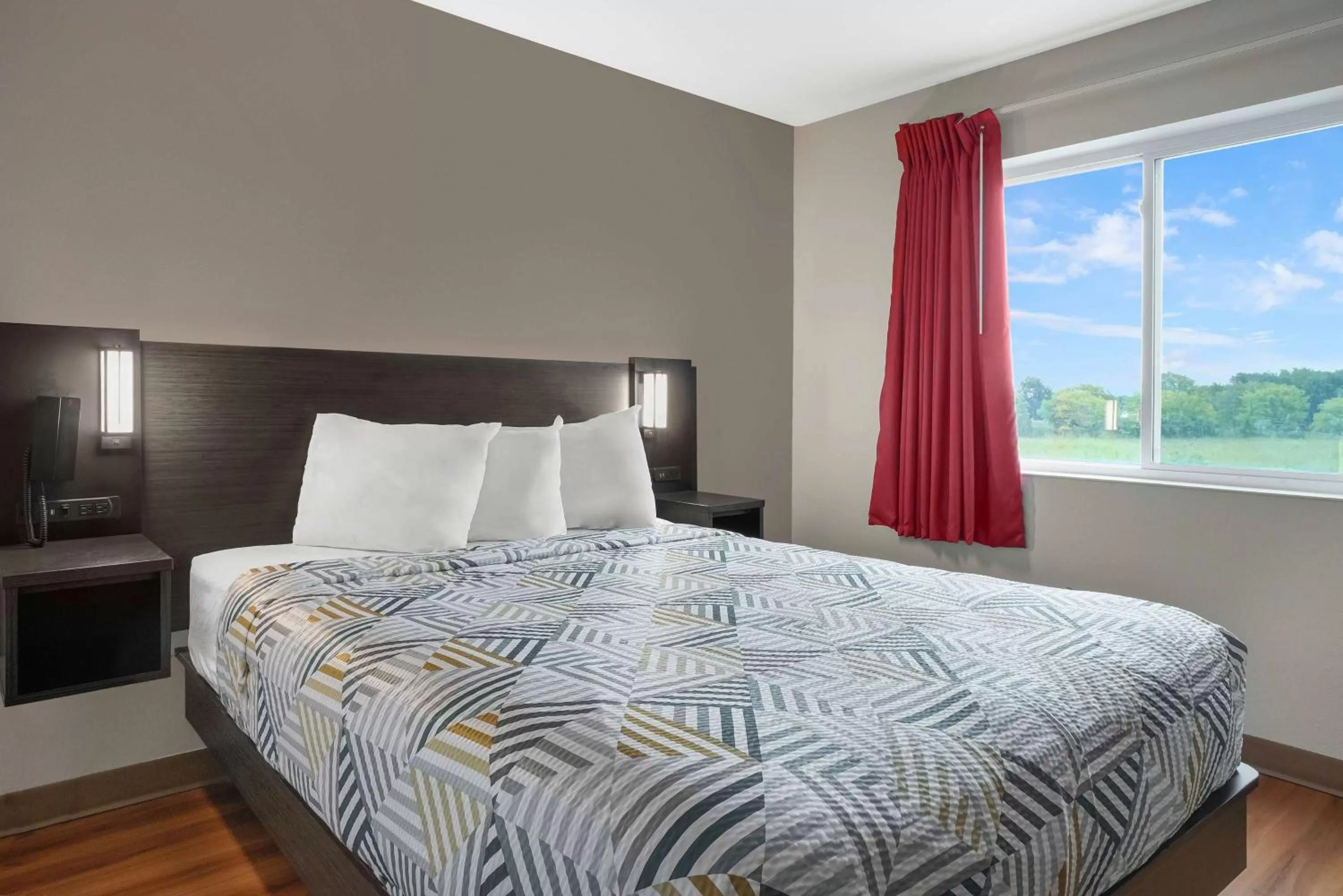 Photo of the whole room, Bed in Motel 6-Montgomery, AL - Airport