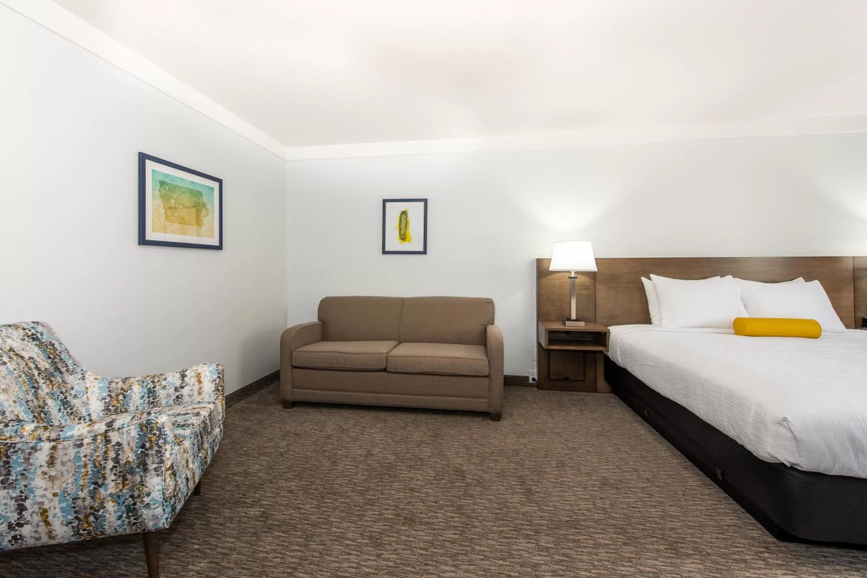 Seating area, Bed in Hotel Pommier Indianola