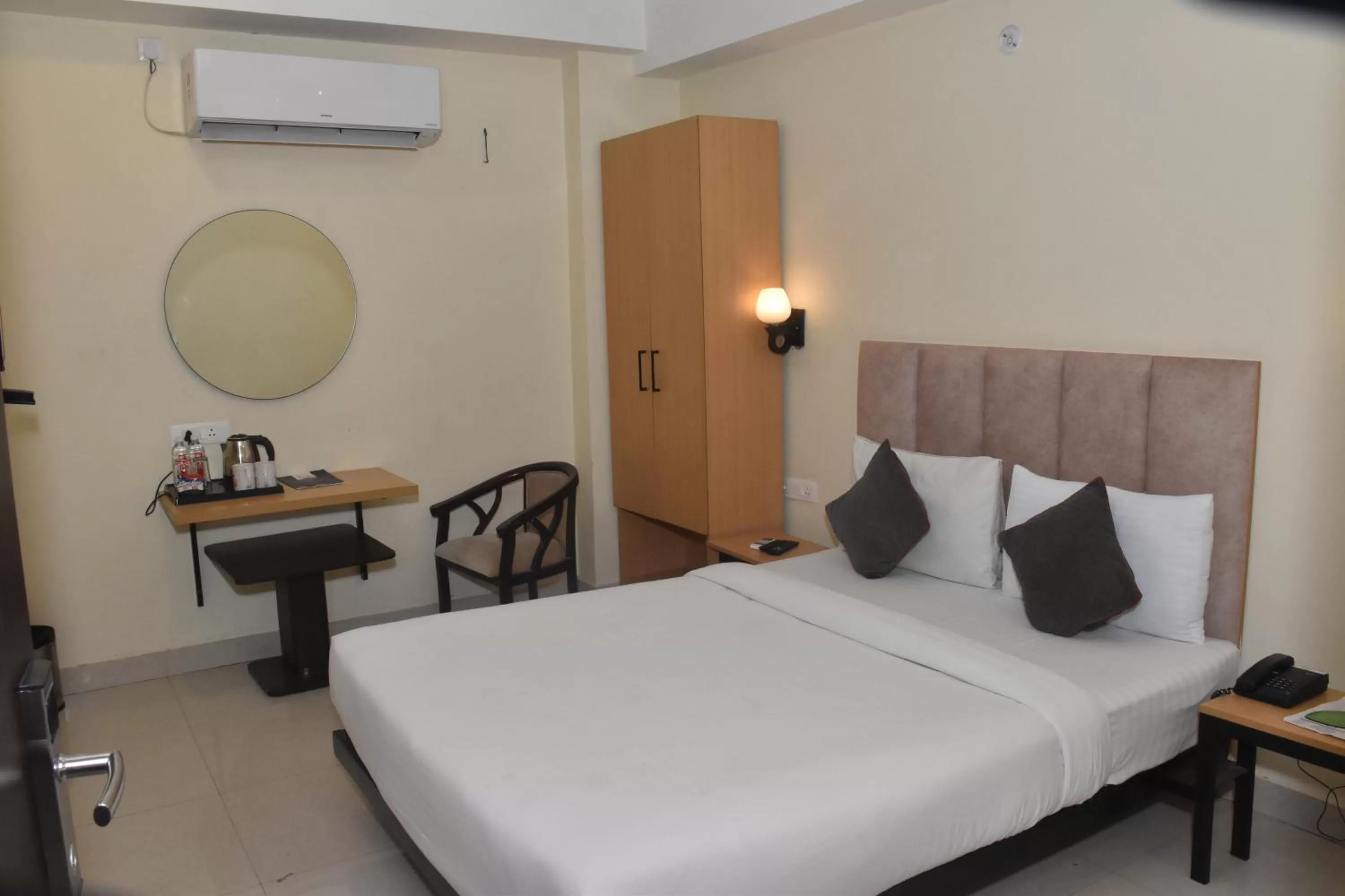 Bed in Hotel Yatharth Inn