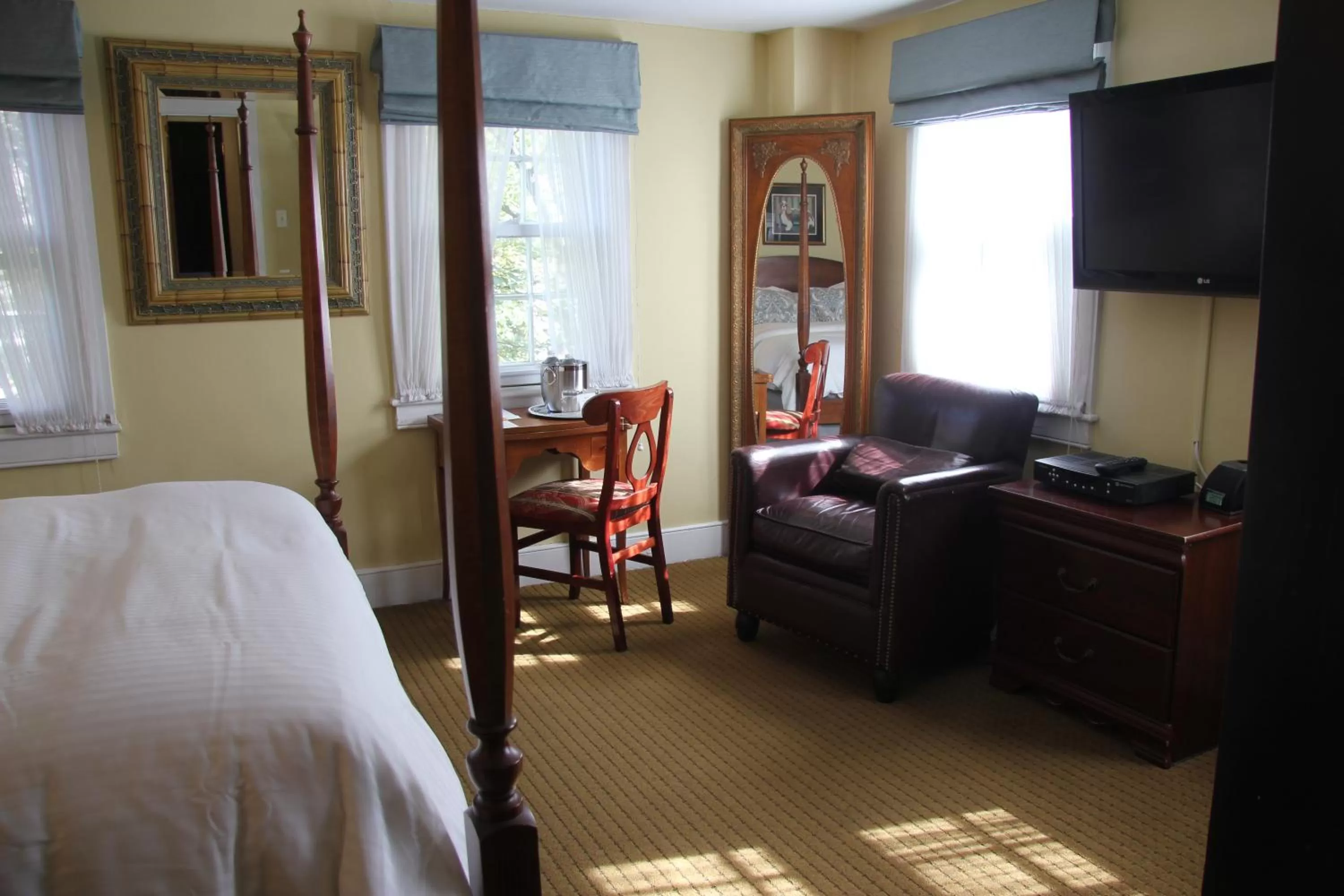 Bathroom, Bed in Morris House Hotel