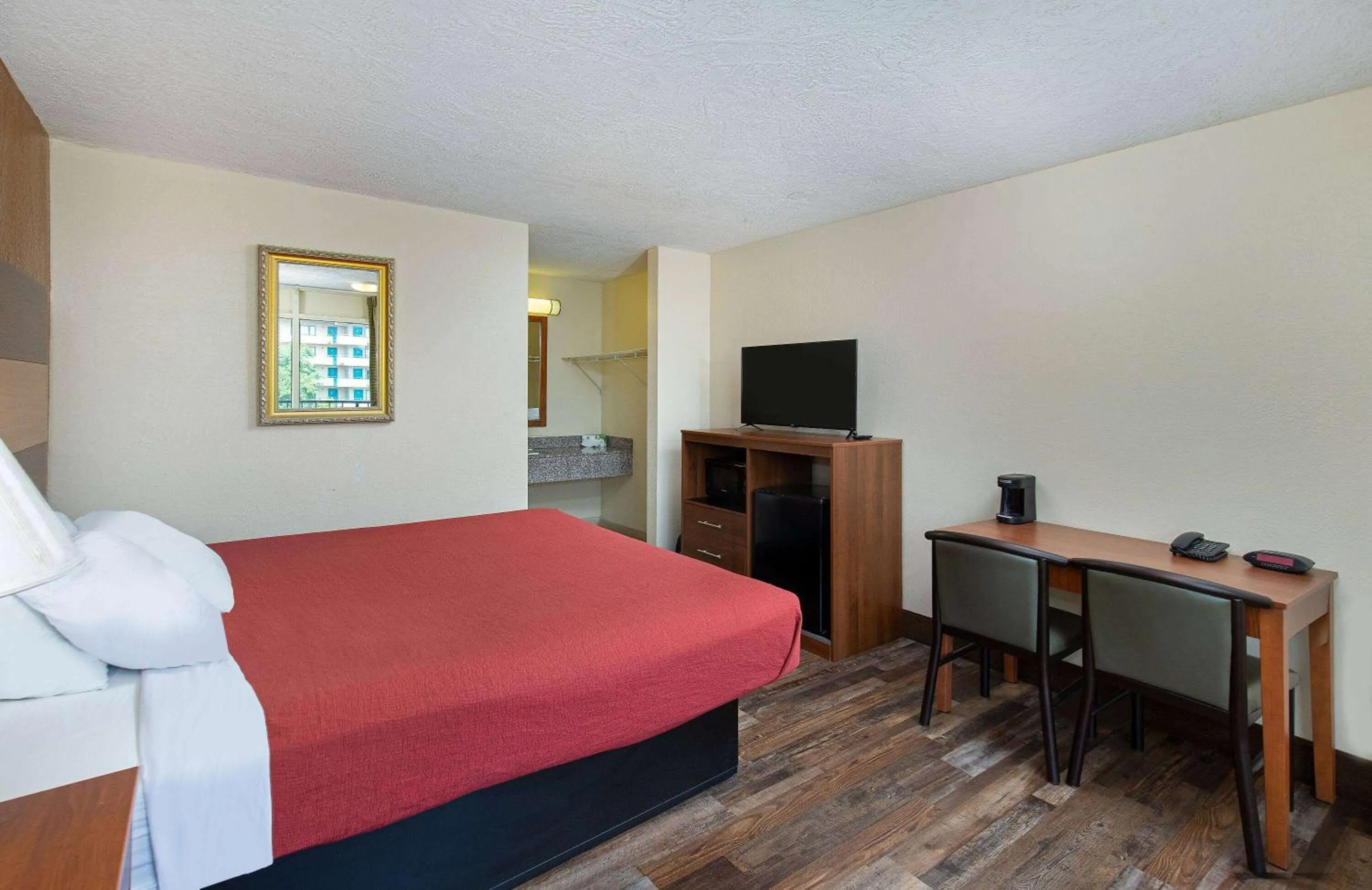 Photo of the whole room, Bed in Americana Inn a Travelodge by Wyndham