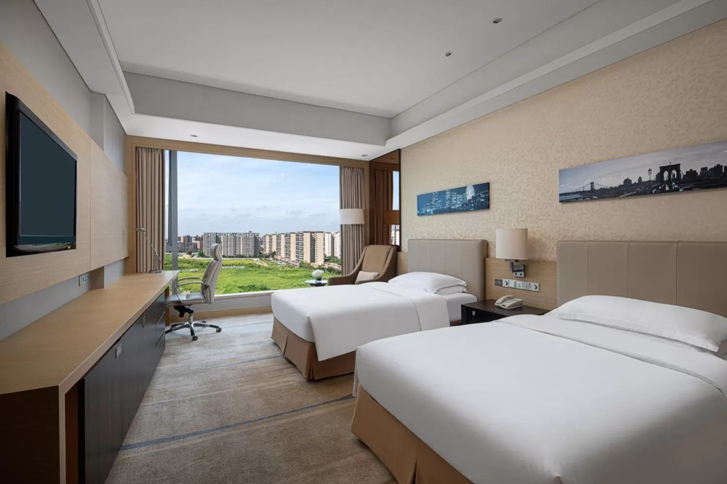 Photo of the whole room, Bed in Crowne Plaza Guangzhou Huadu by IHG