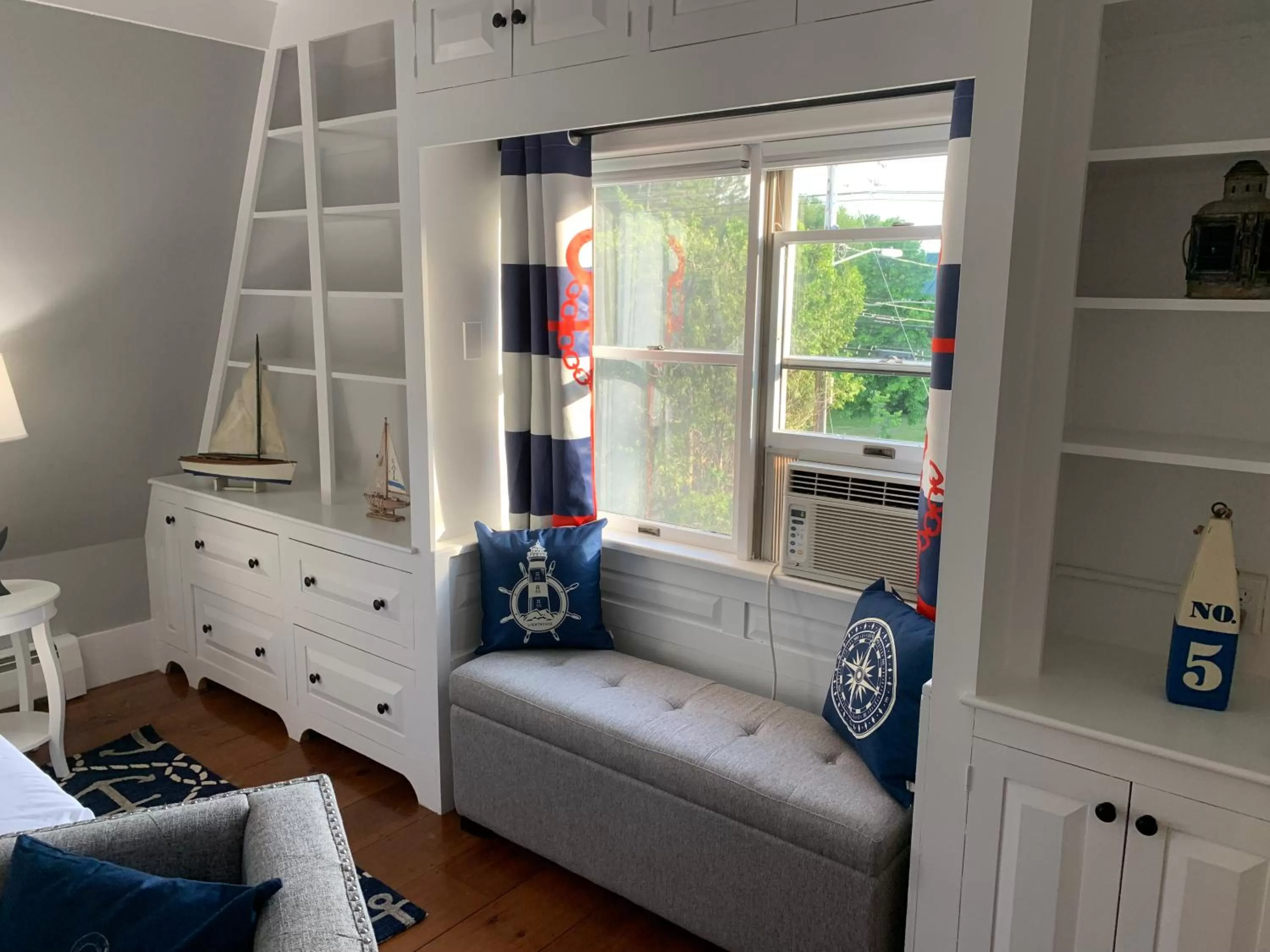 Bedroom, Seating Area in White Sails Inn