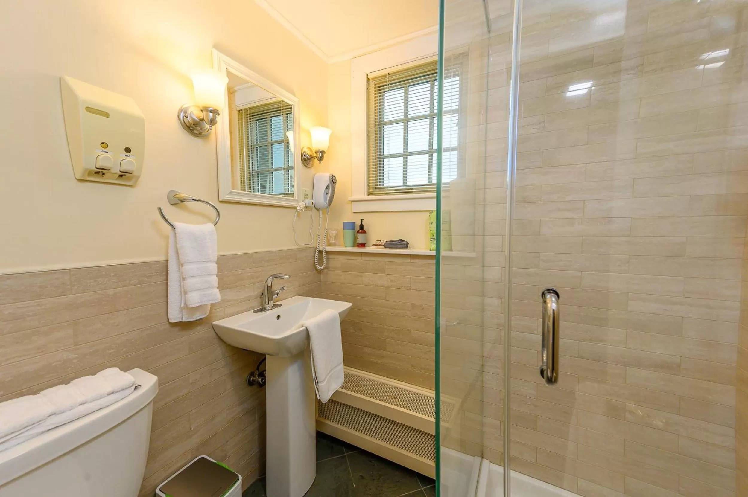 Shower in Brass Lantern Inn