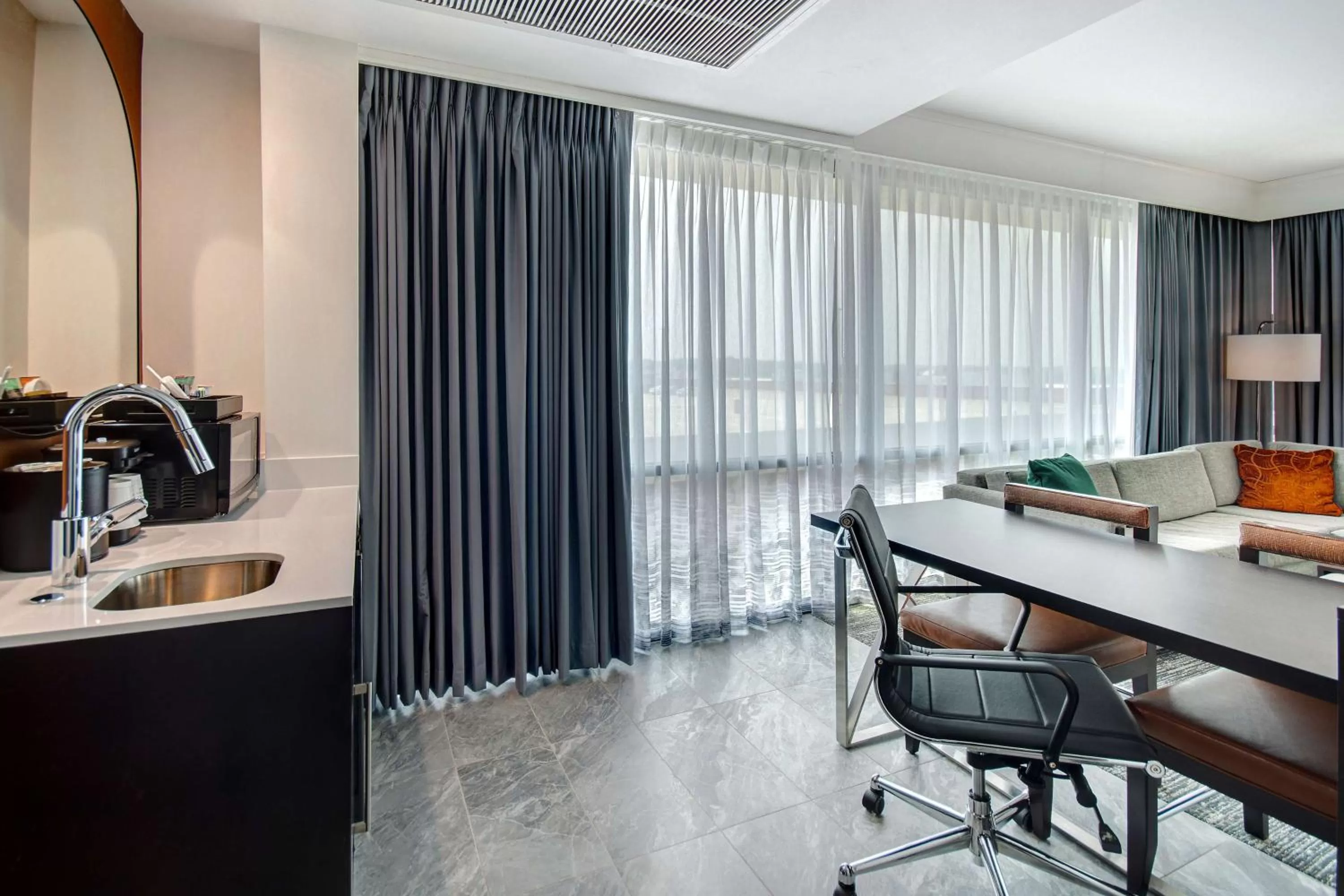 Living room in Embassy Suites By Hilton Alpharetta Halcyon