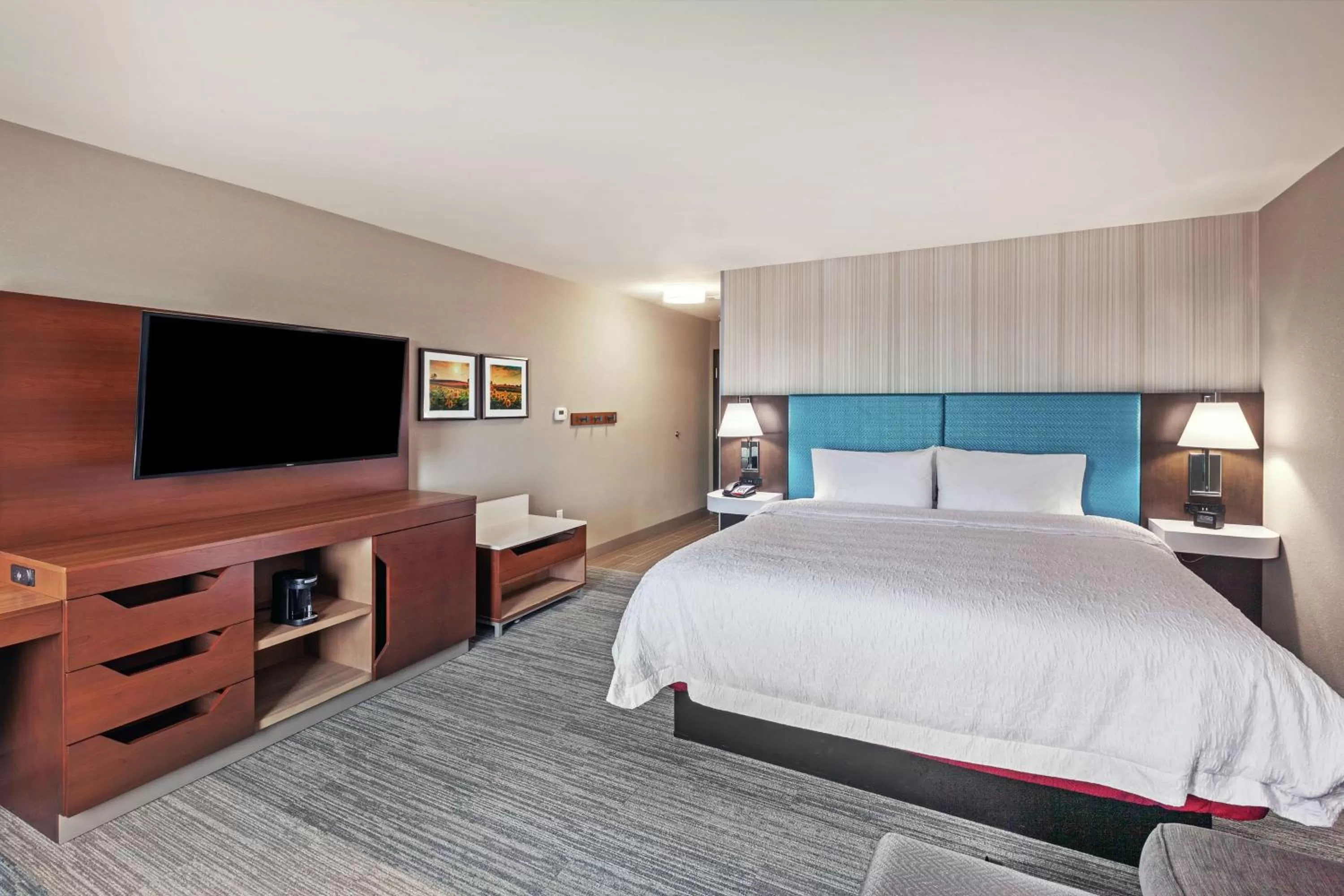 Bedroom, Bed in Hampton Inn Gardner