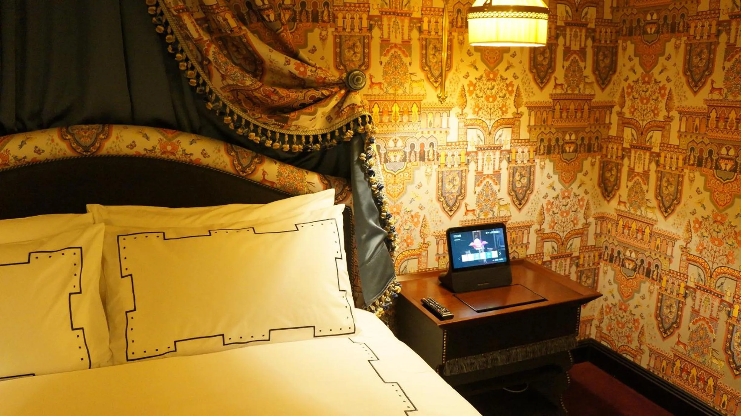 Photo of the whole room, Bed in L'Escape Hotel