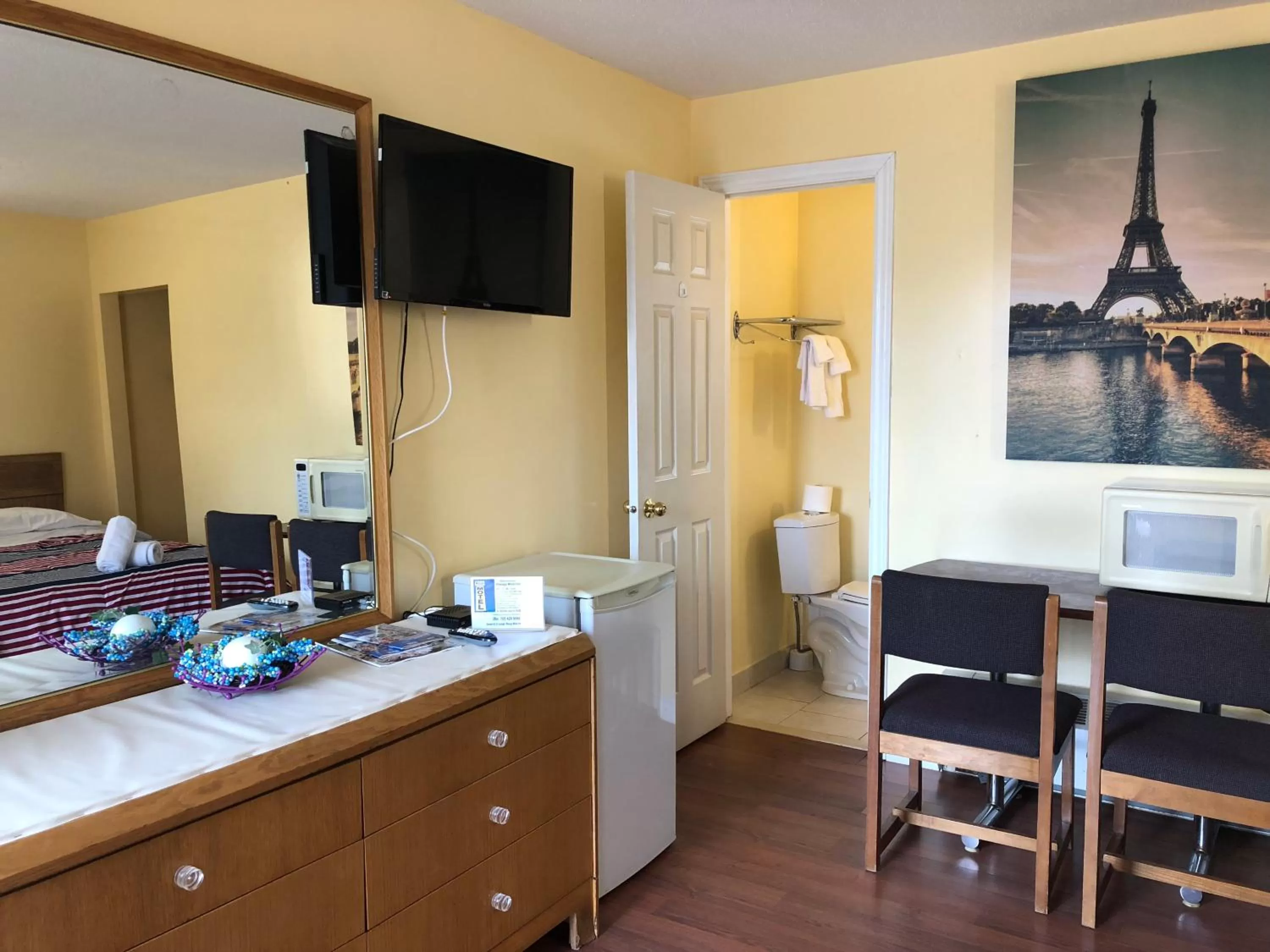 Kitchen/Kitchenette in Wasaga Motel Inn