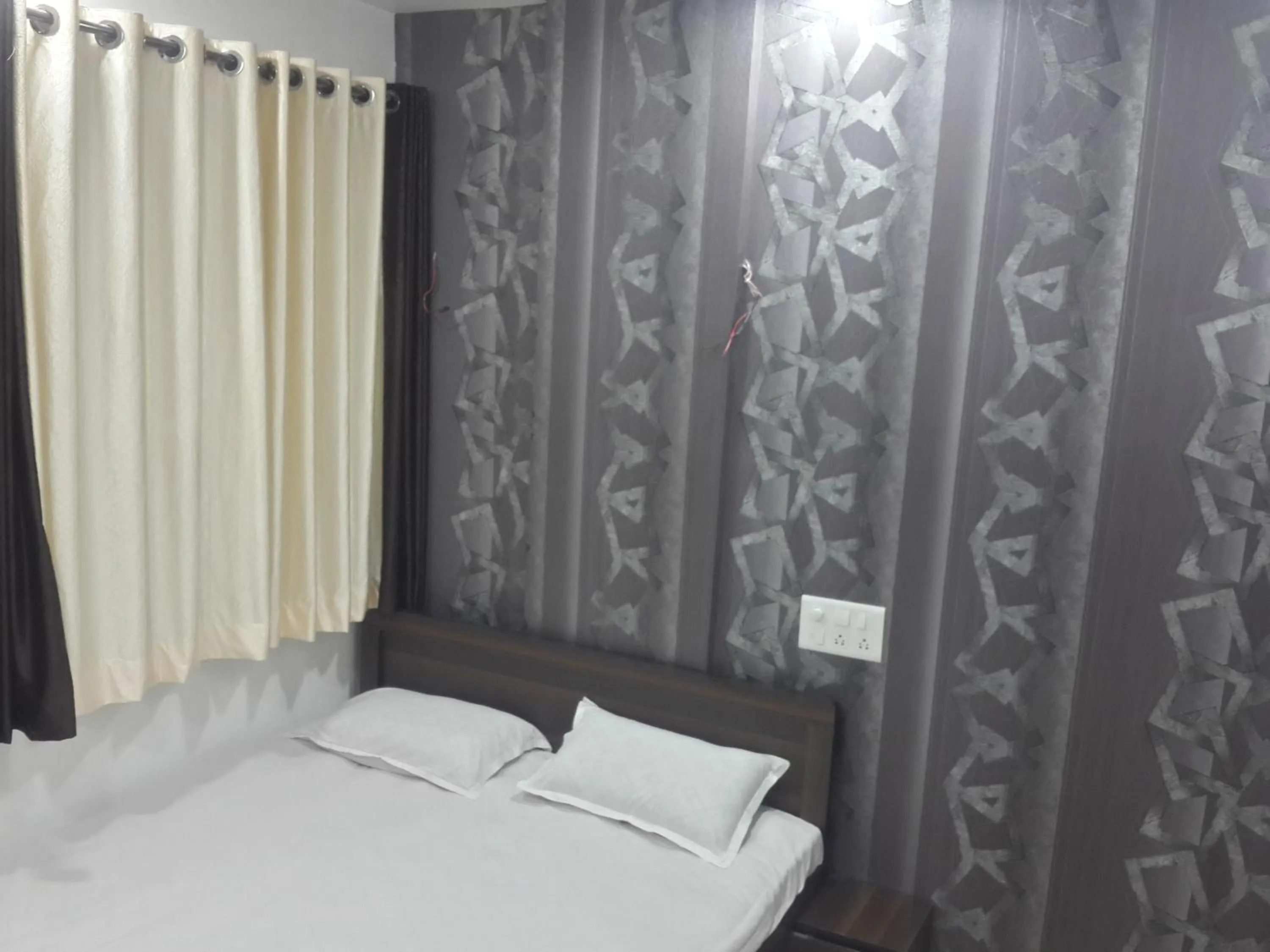 Bed in Hotel Holiday Era Opposite Railway Station