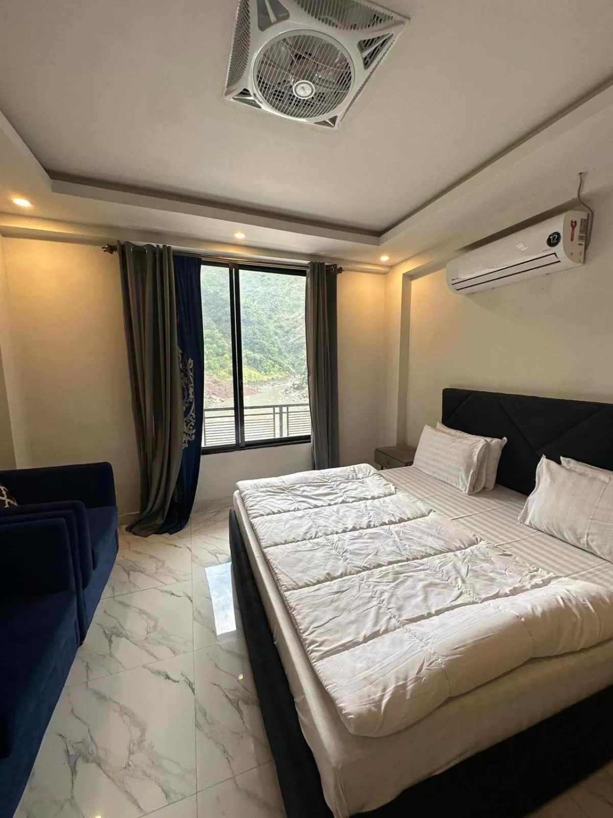 Bed in Hotel La Orilla Muzaffarabad