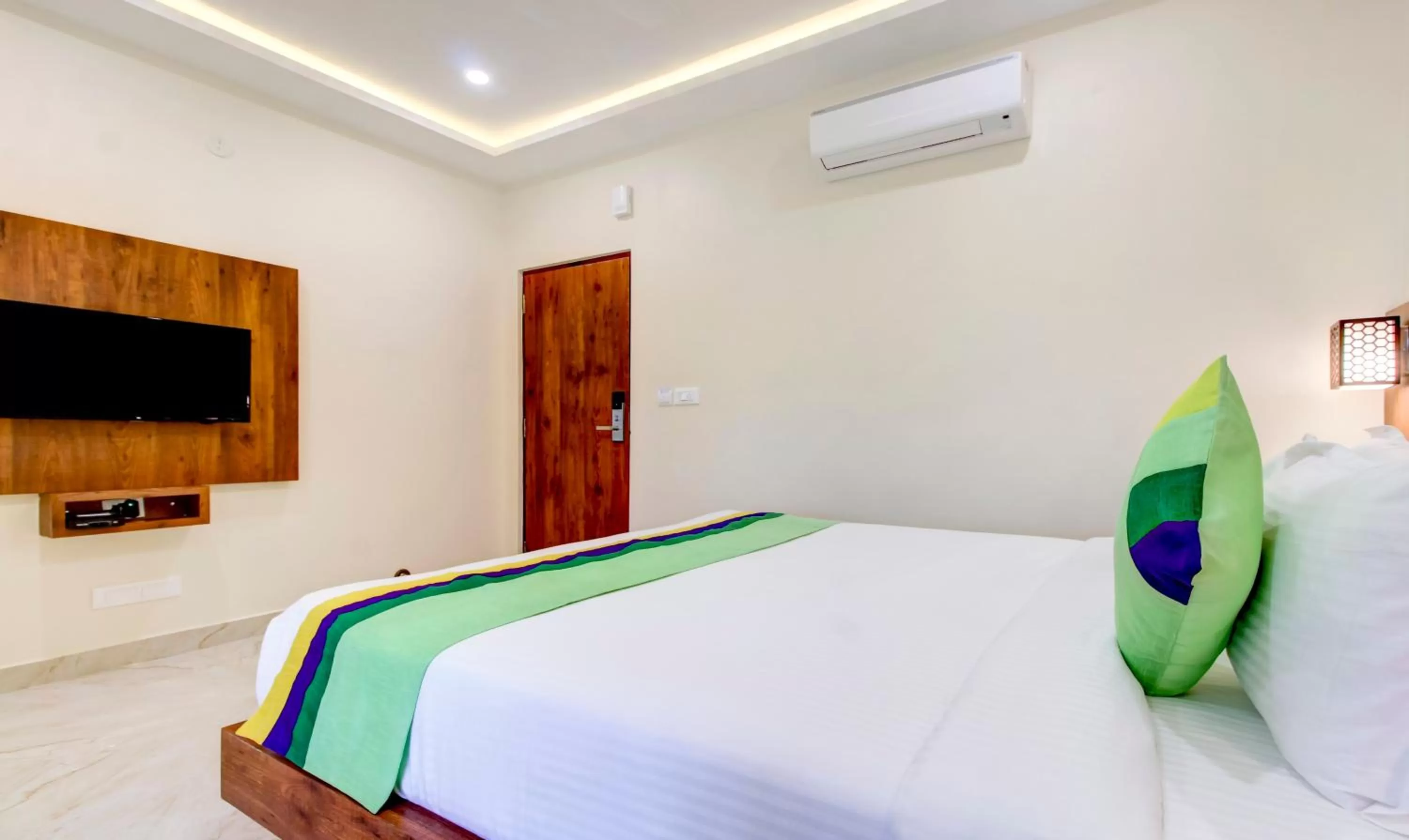 Bedroom, Bed in Treebo The Meridian, 10 Mins To Mahatma Gandhi Park