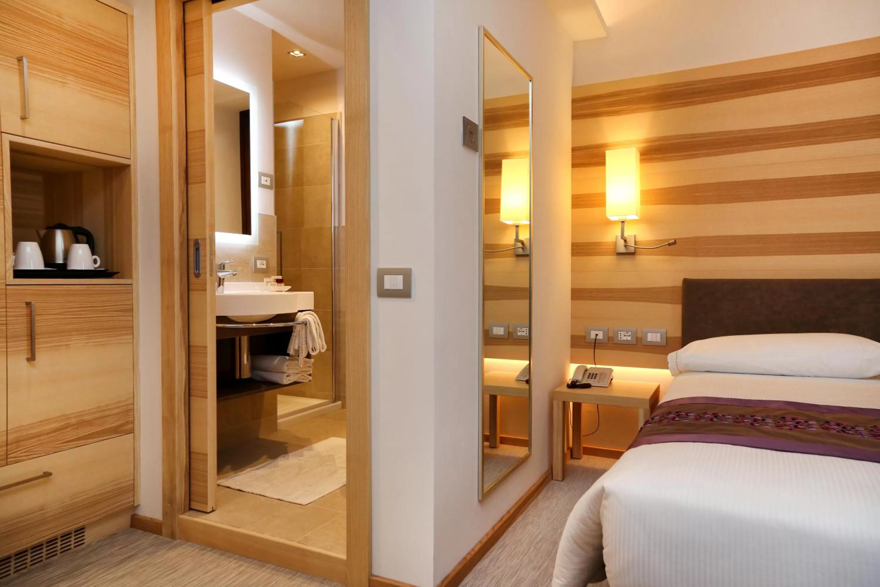 Shower, Bed in Hotel Garden