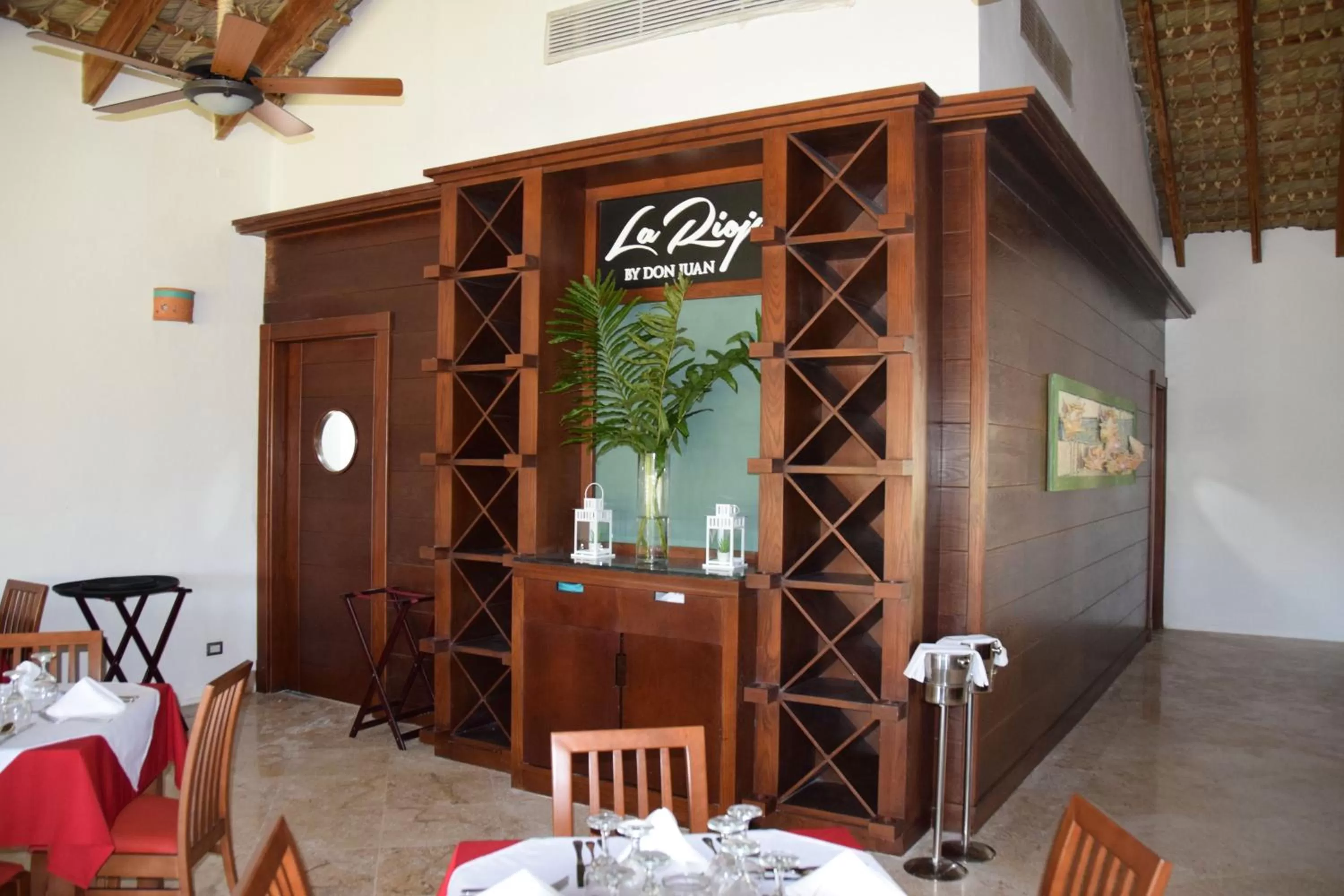 Restaurant/places to eat in Sunset Boutique Hotel All Suites