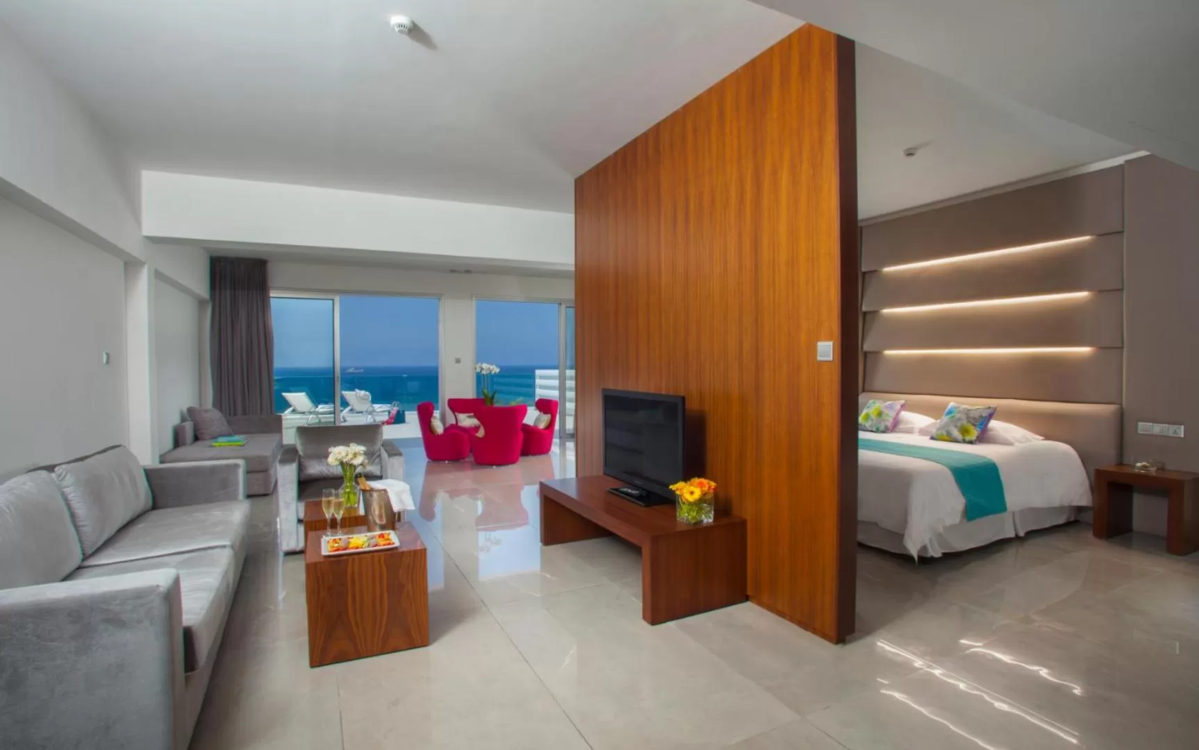 TV and multimedia, Bed in King Evelthon Beach Hotel & Resort