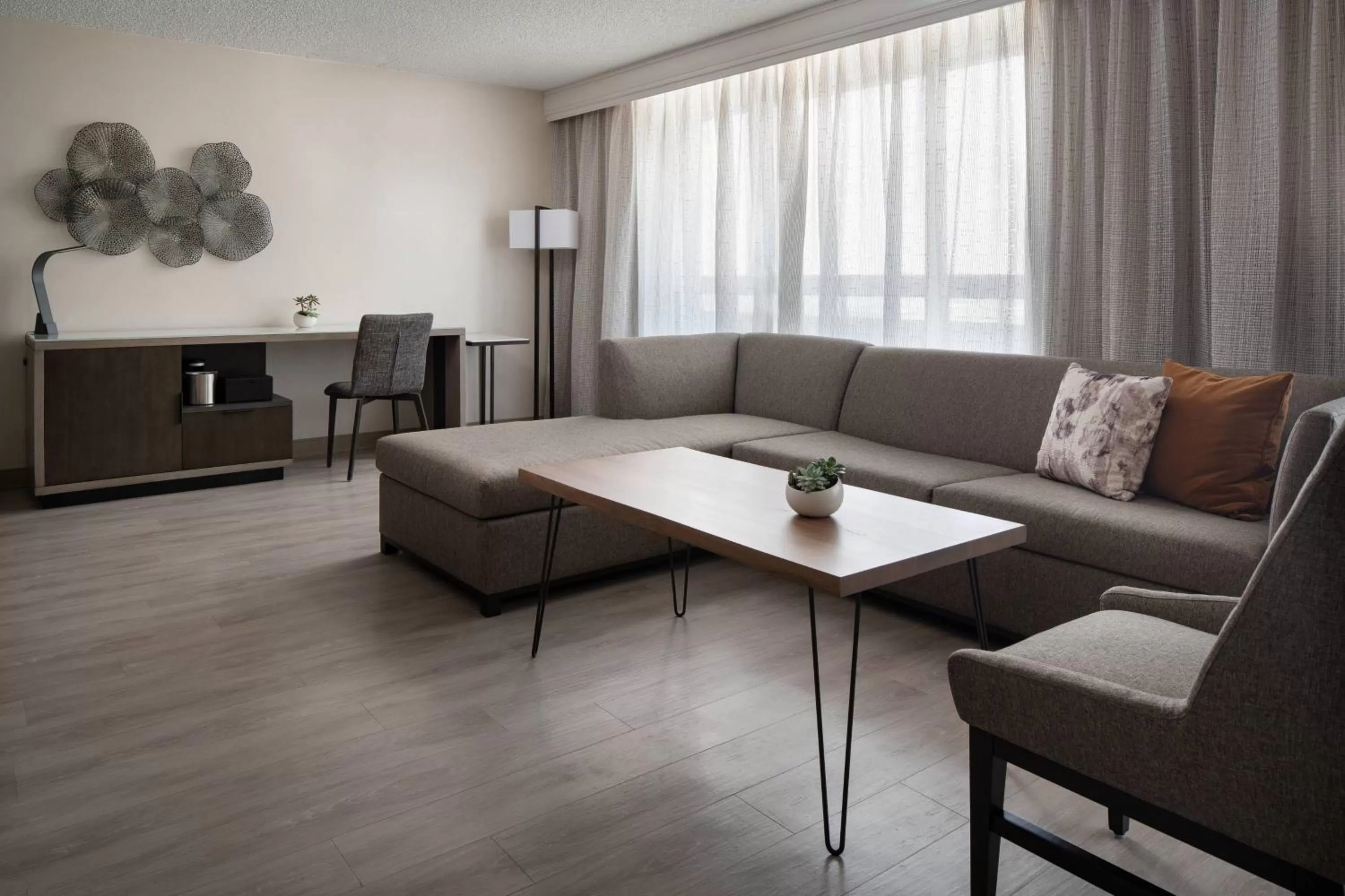 Living room in Torrance Marriott Redondo Beach