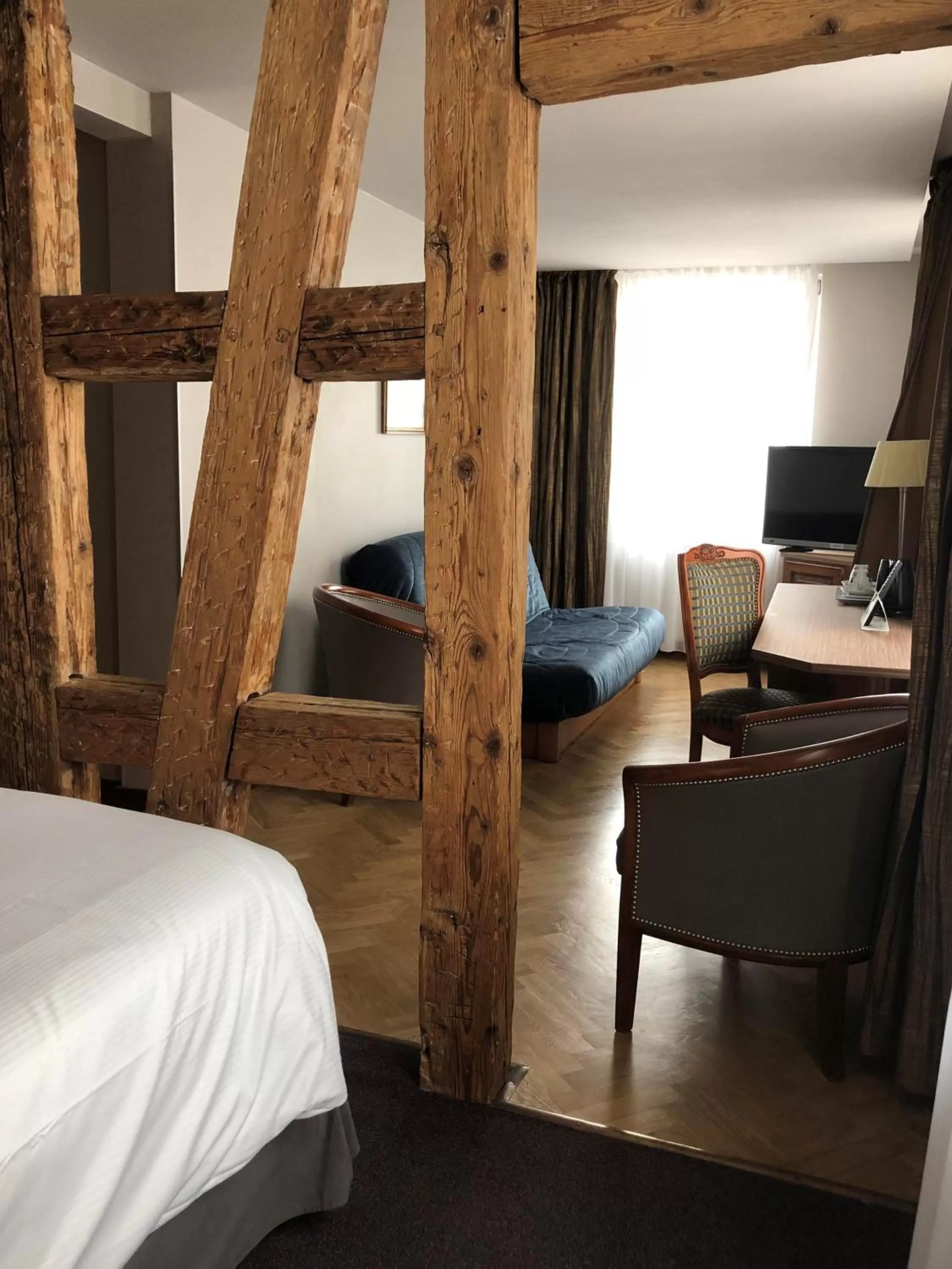 Property building, Bed in Logis Hôtel Restaurant Au Cerf d'Or