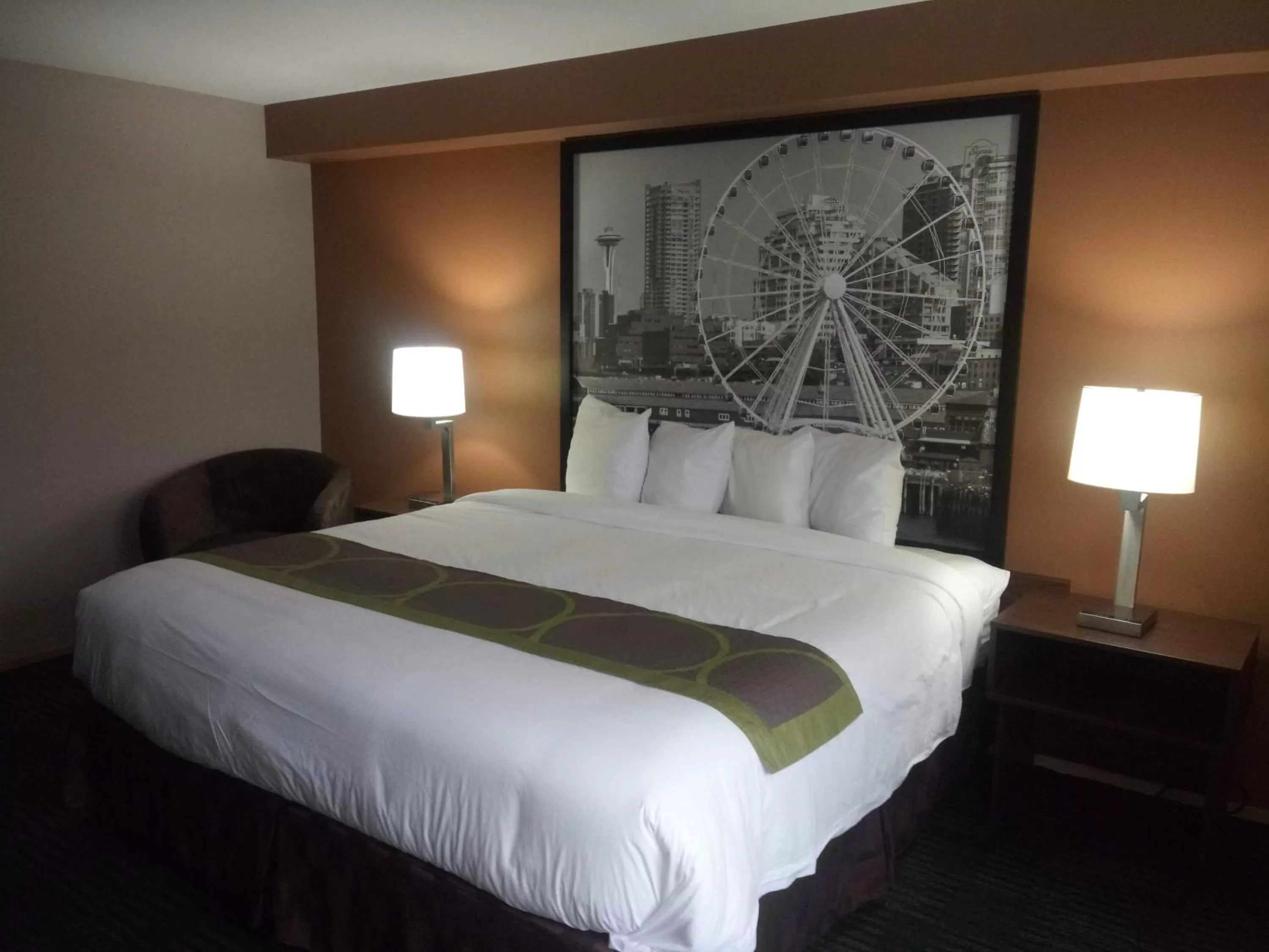 Photo of the whole room, Bed in Super 8 by Wyndham Lynnwood