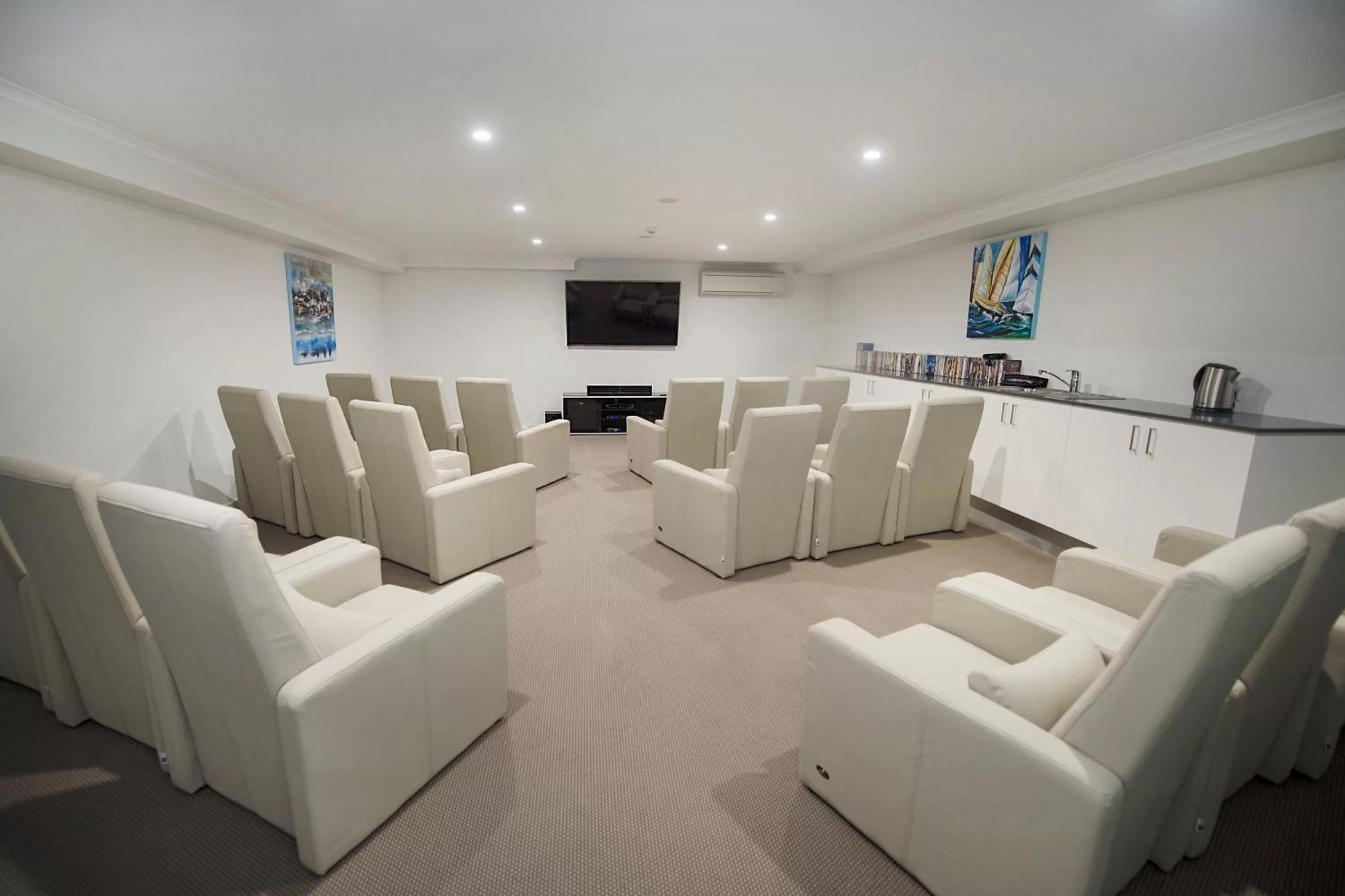 Communal lounge/ TV room in Gladstone Central Plaza Official