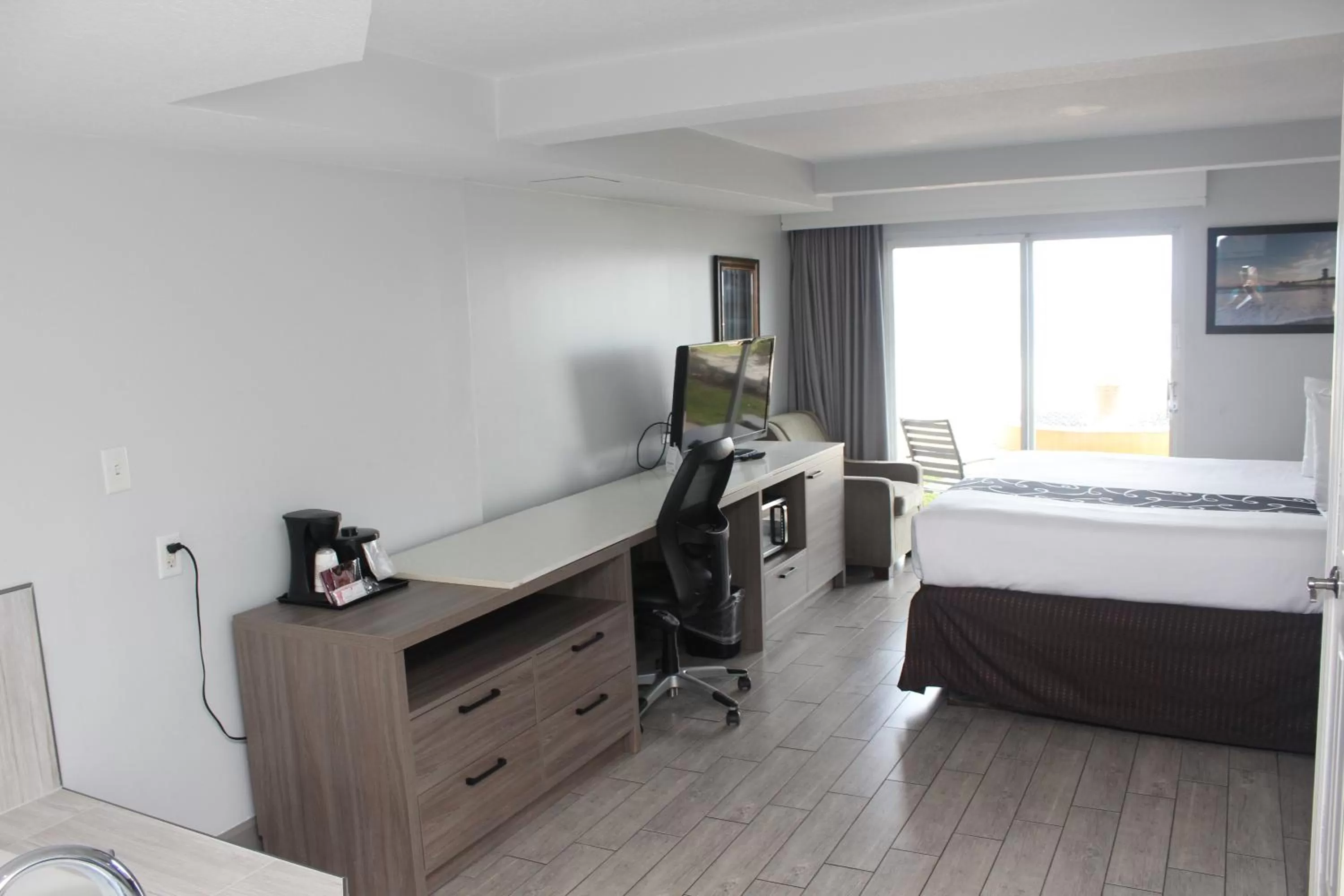 Coffee/tea facilities, Bed in La Quinta by Wyndham Oceanfront Daytona Beach