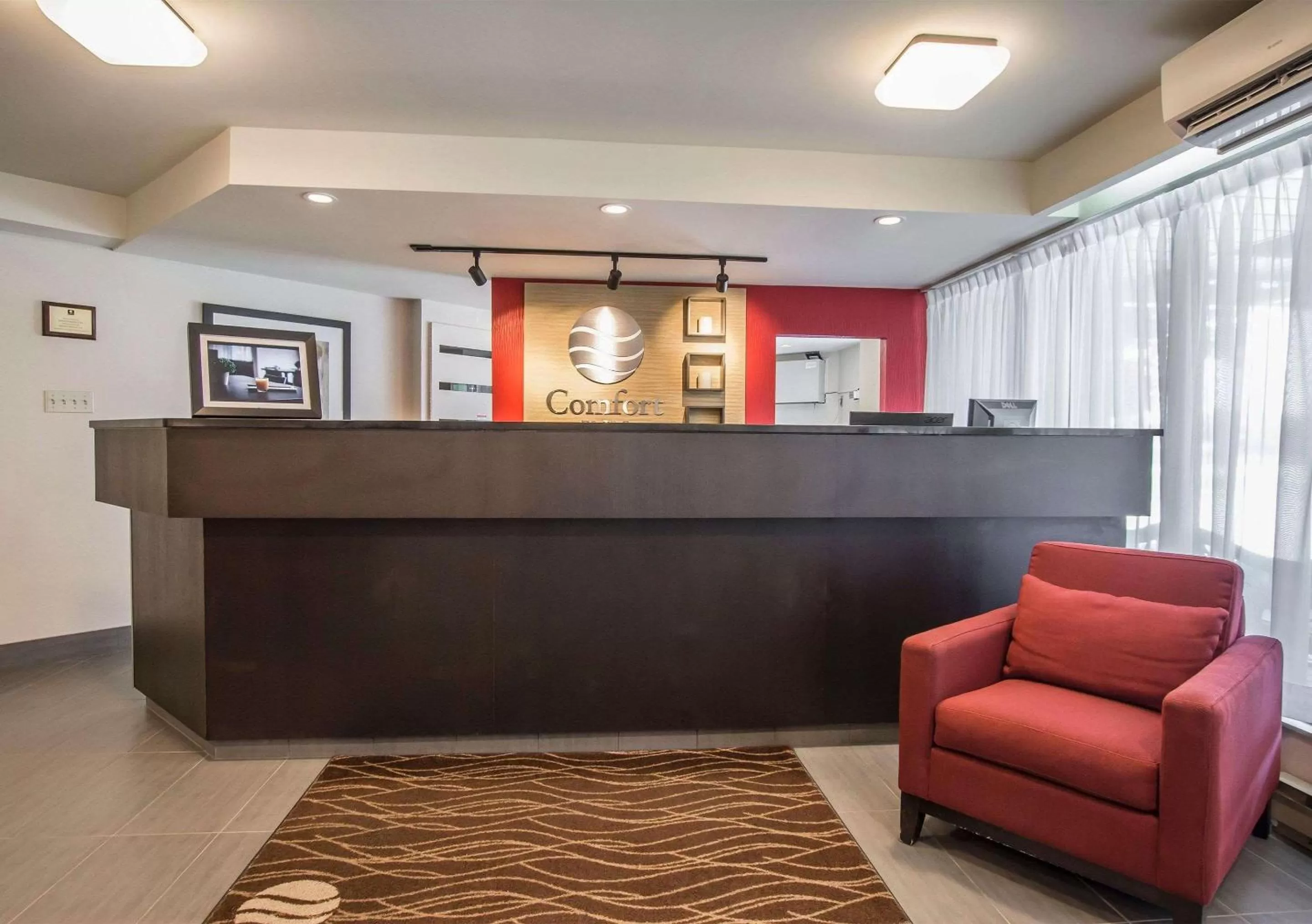 Lobby or reception in Comfort Inn Sherbrooke