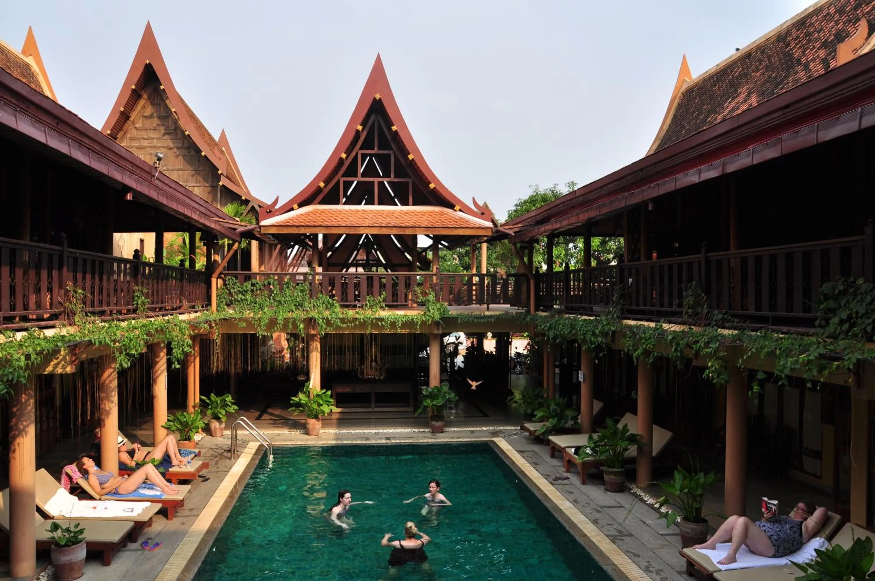Swimming pool in Ruean Thai Hotel