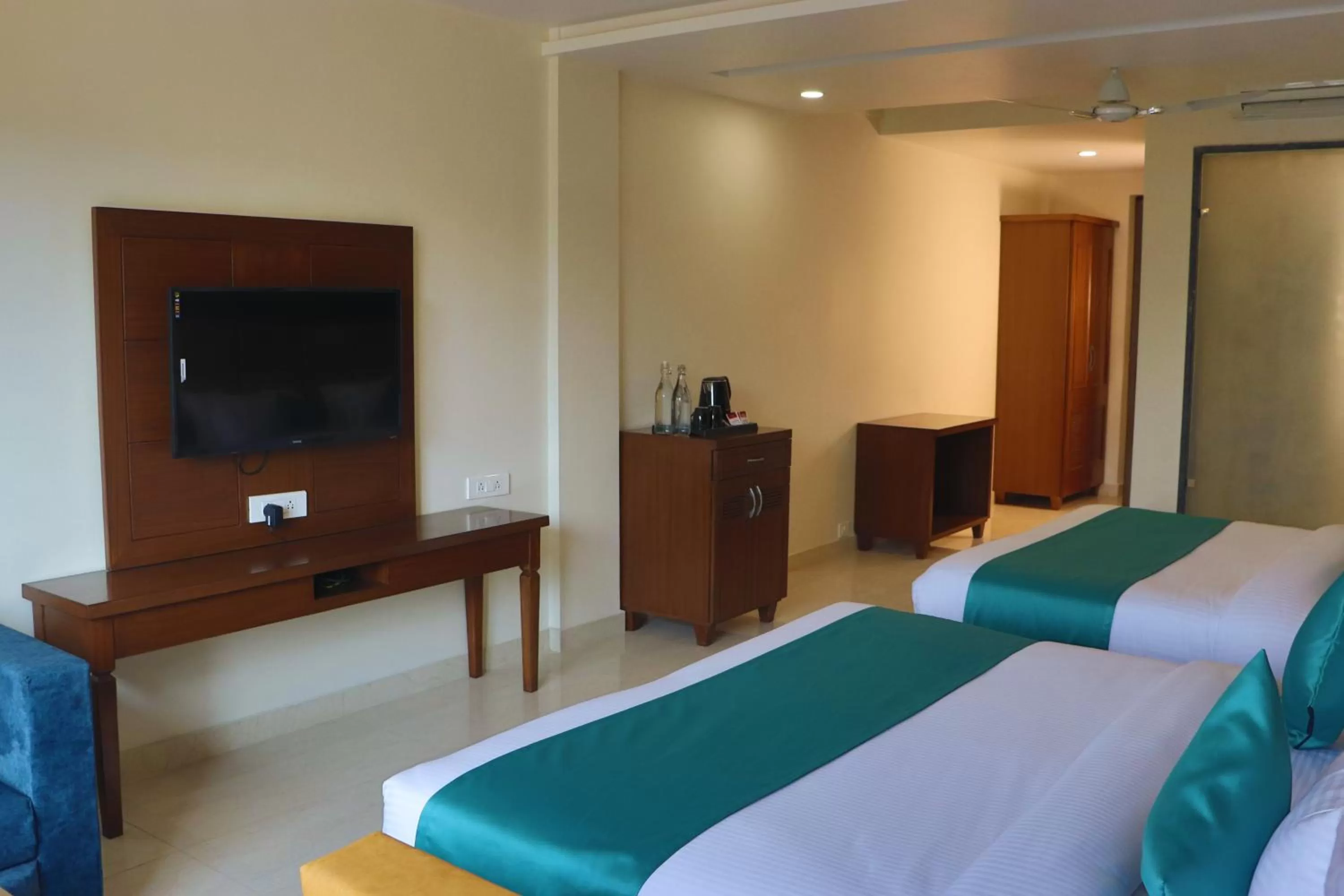 TV and multimedia, Bed in Hotel Green - Behind Parmarth Niketan