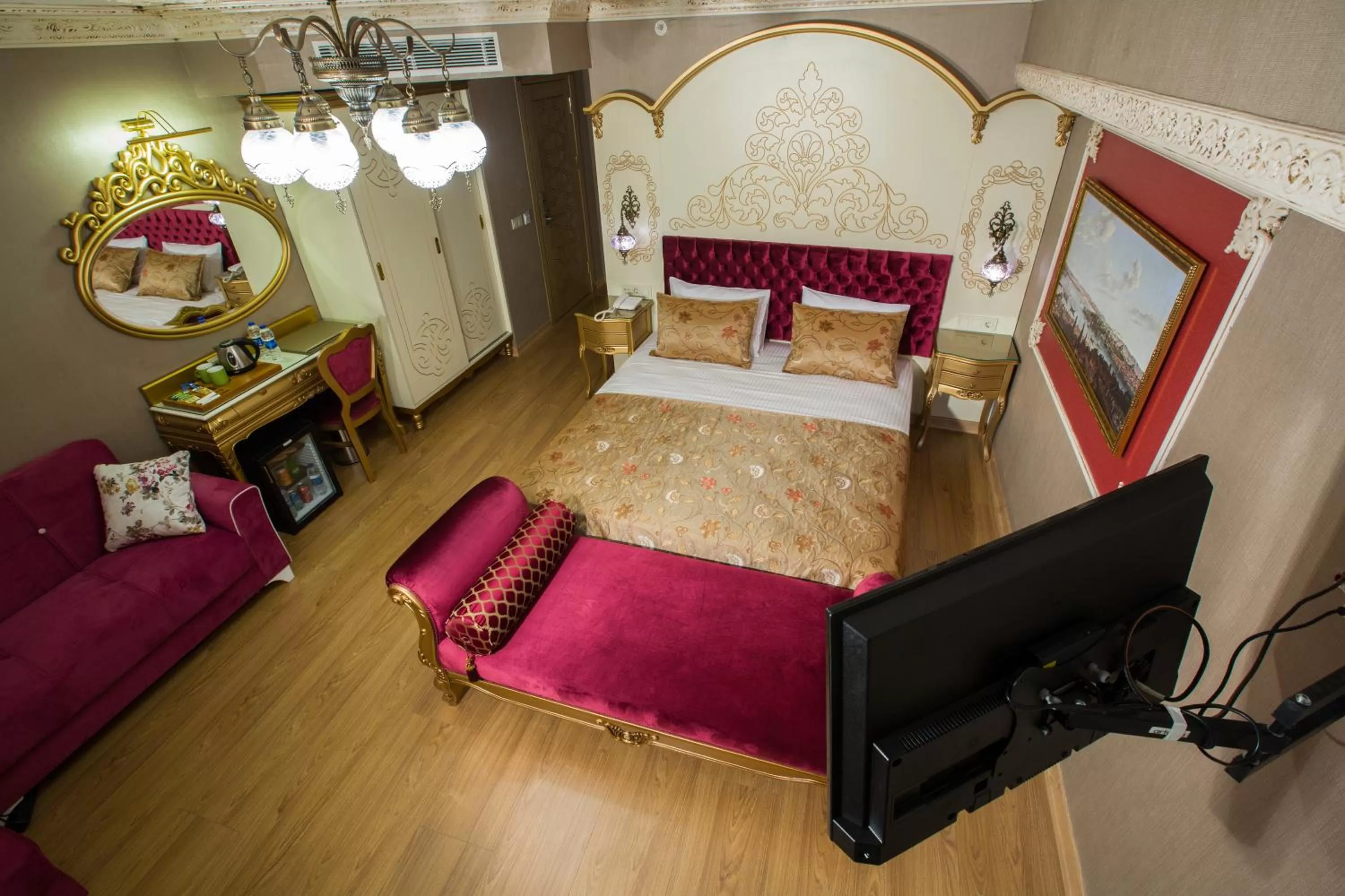 Photo of the whole room, Bed in Empire Suite Hotel