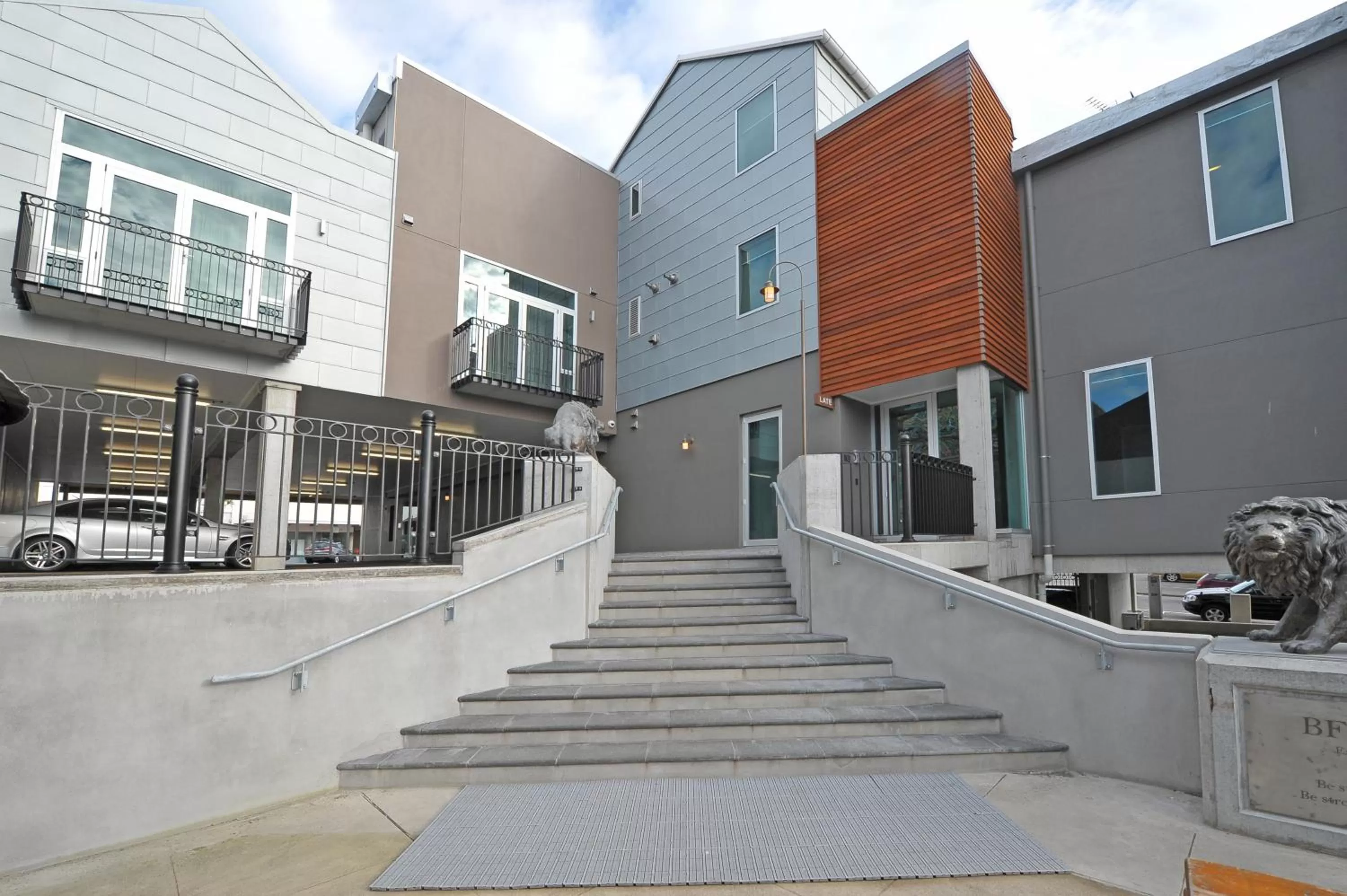 Facade/entrance in King and Queen Hotel Suites