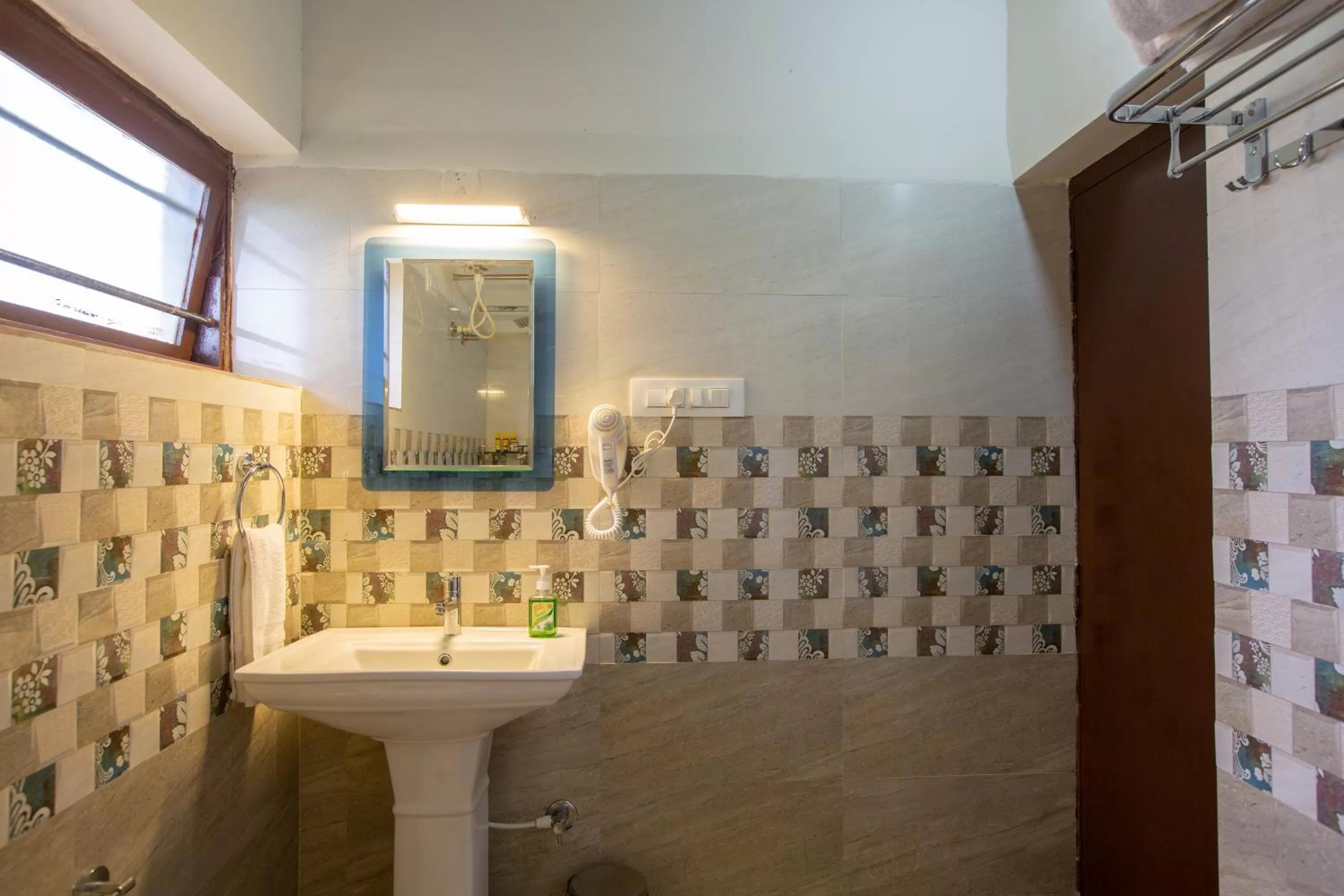 Shower in KSTDC Hotel Mayura Velapuri Belur