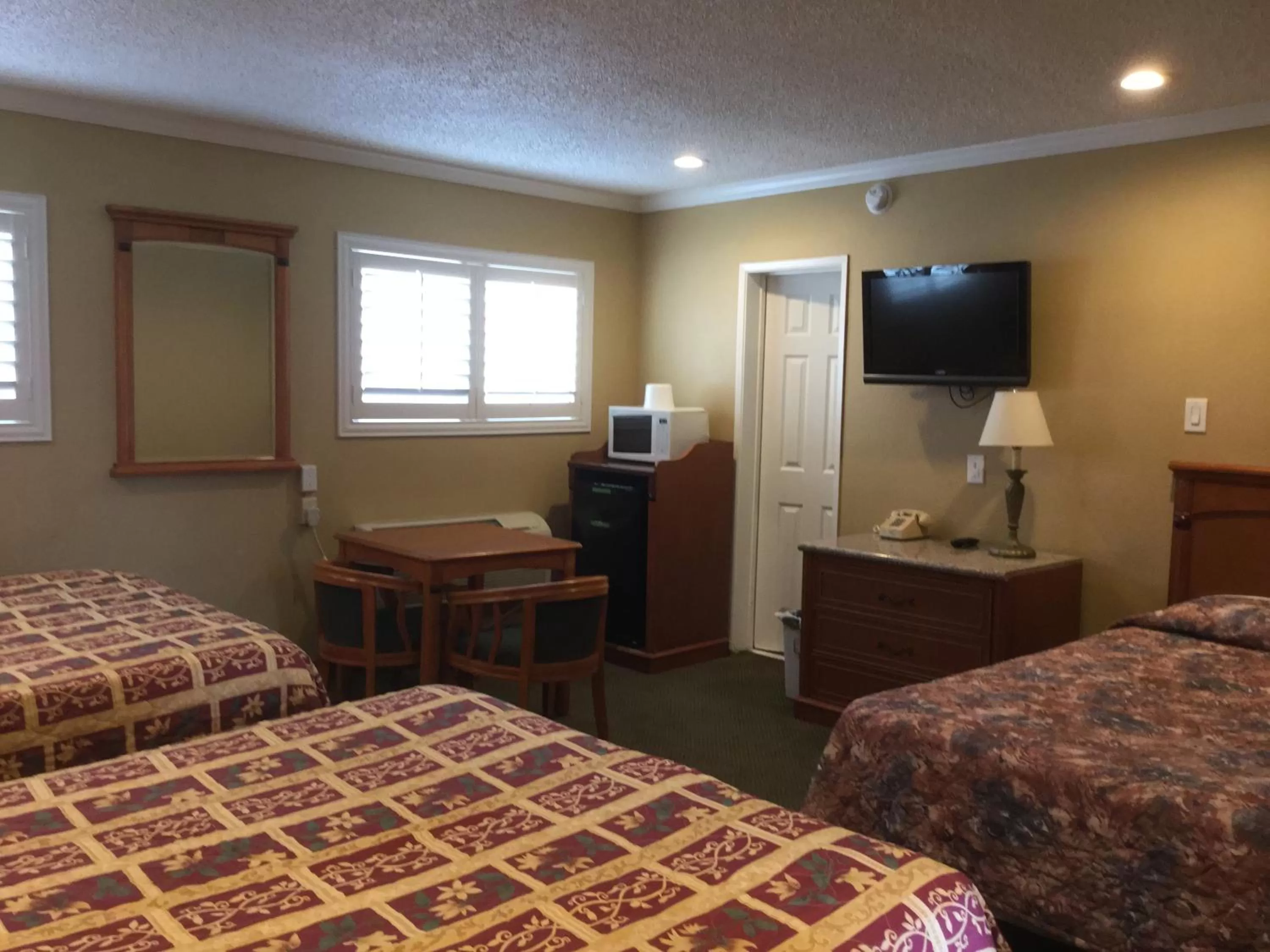 Photo of the whole room, Bed in Bevonshire Lodge Motel