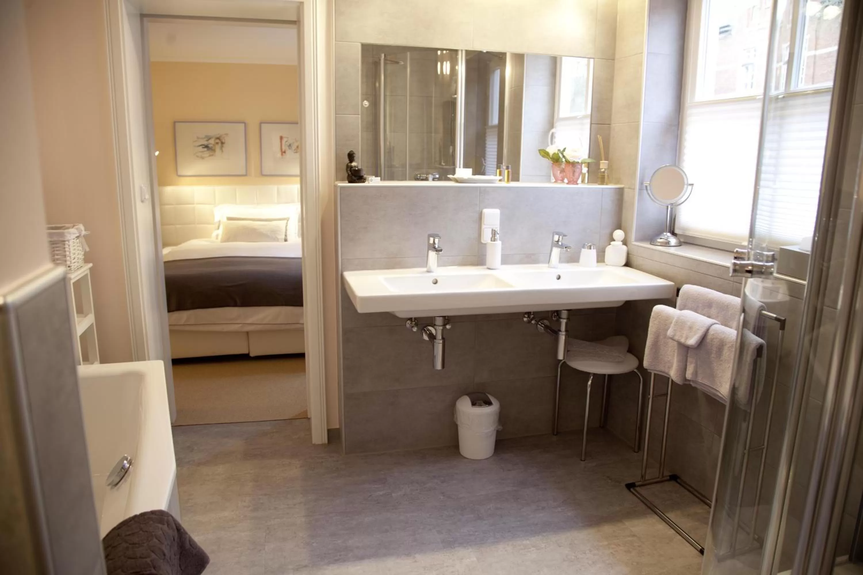 Bathroom, Bed in Arthotel ANA Fleur