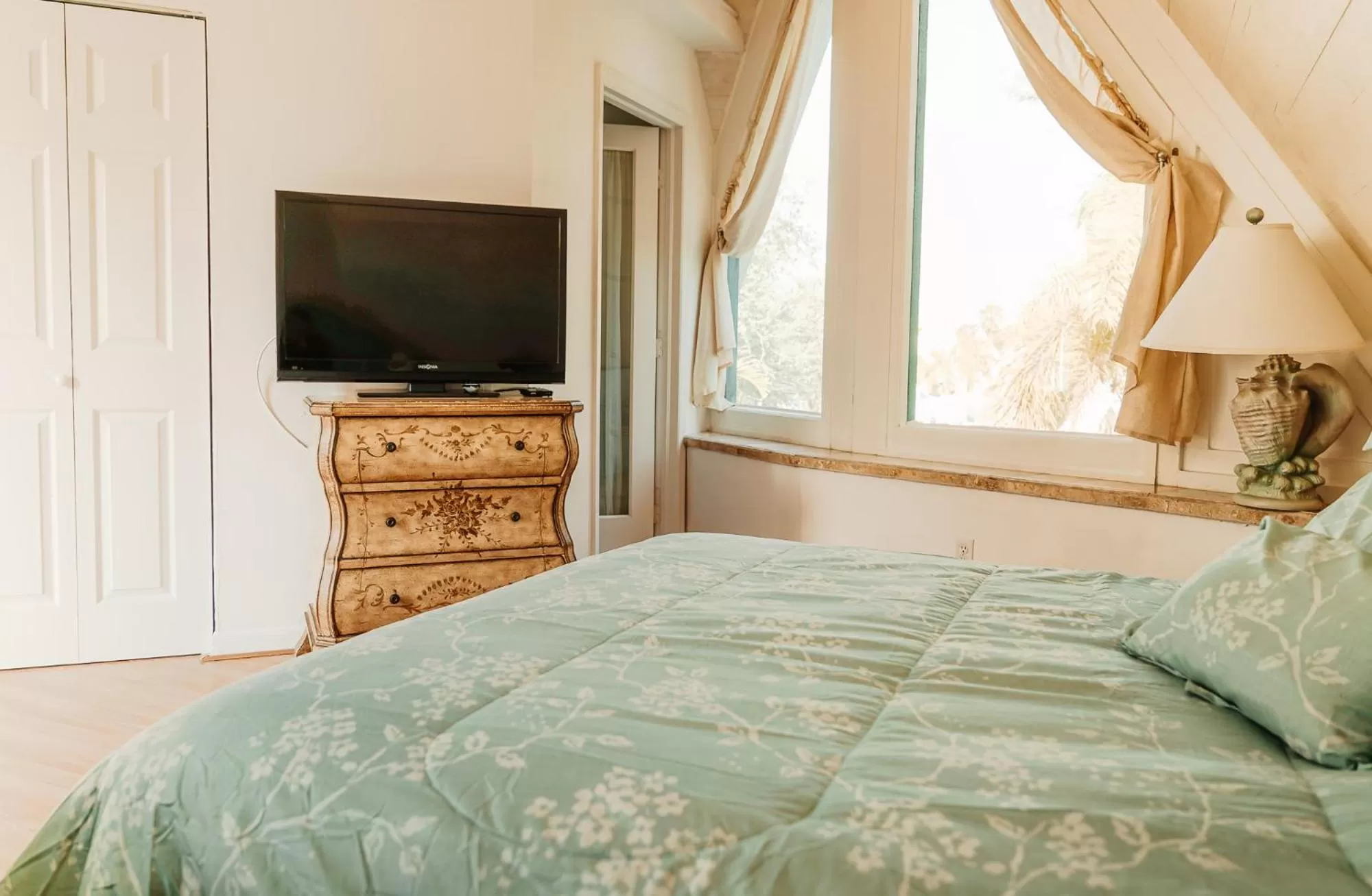 Bed in Pyramids in Florida