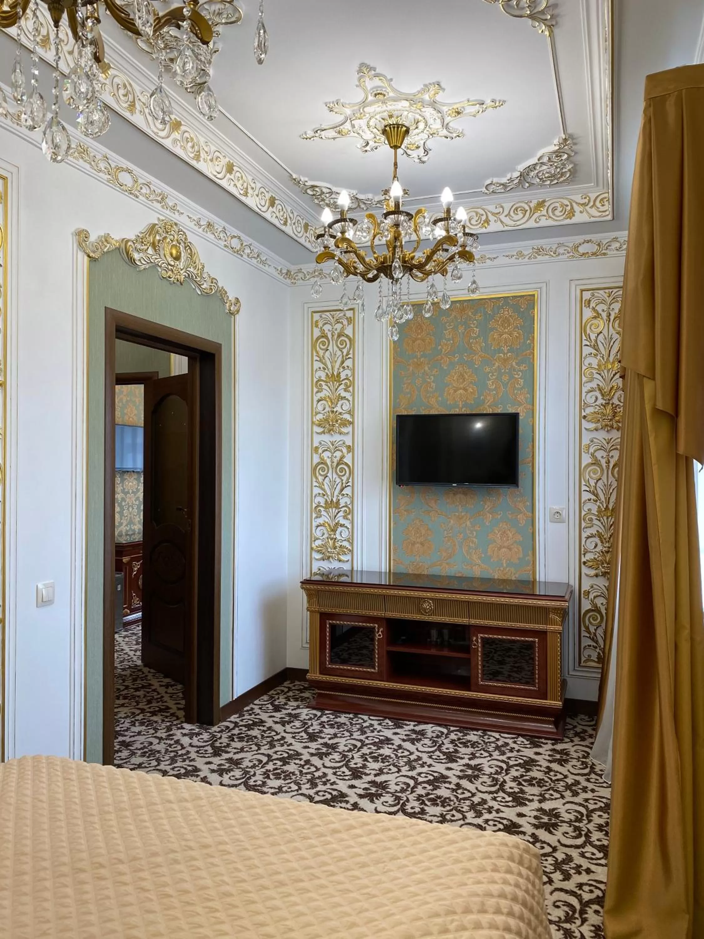 Communal lounge/ TV room, TV/Entertainment Center in Lion Hotel