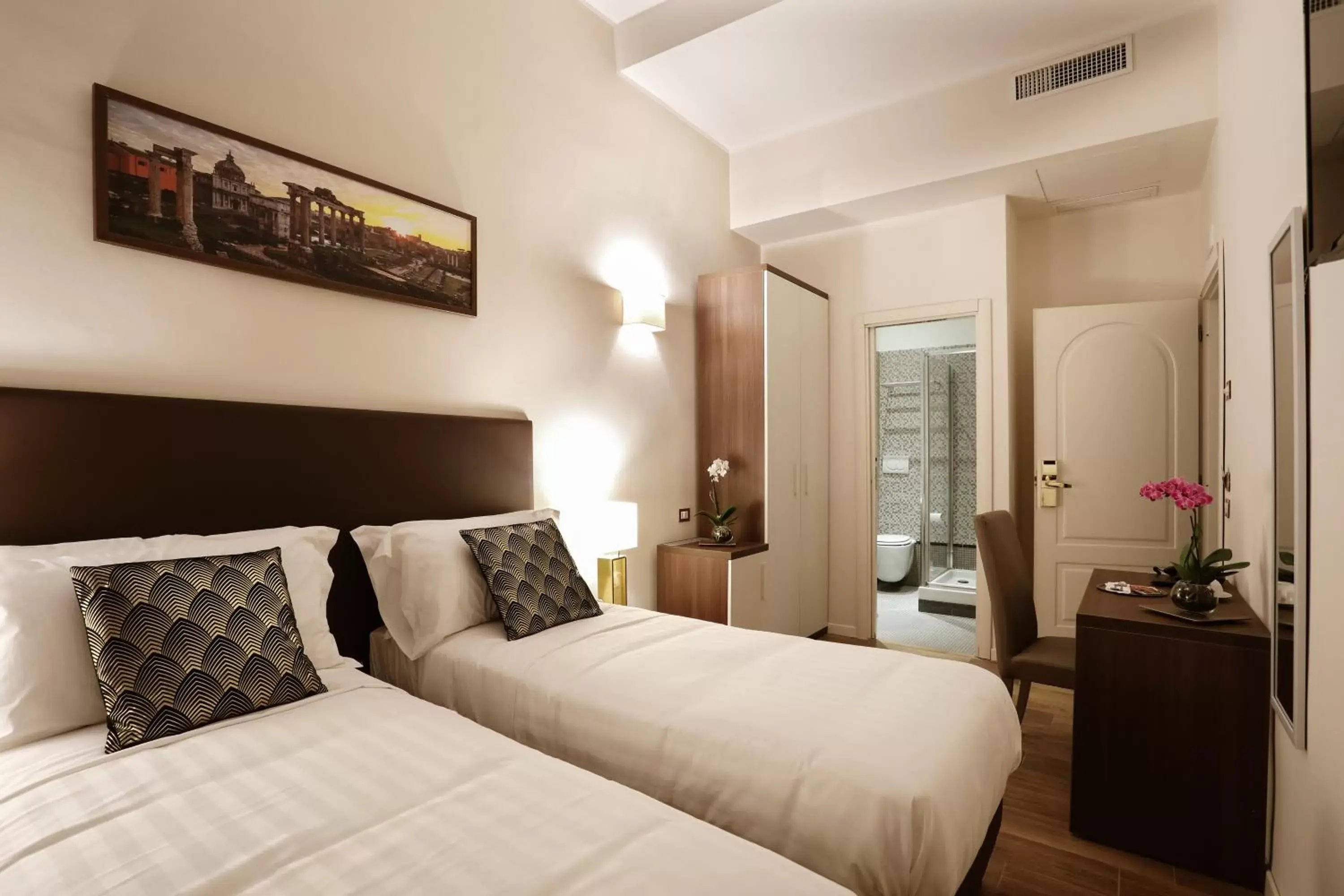 Superior Double or Twin Room with City View in Elegant Rooms Roma - Guest House Superior Double or Twin Room with City View in Elegant Rooms Roma - Guest House