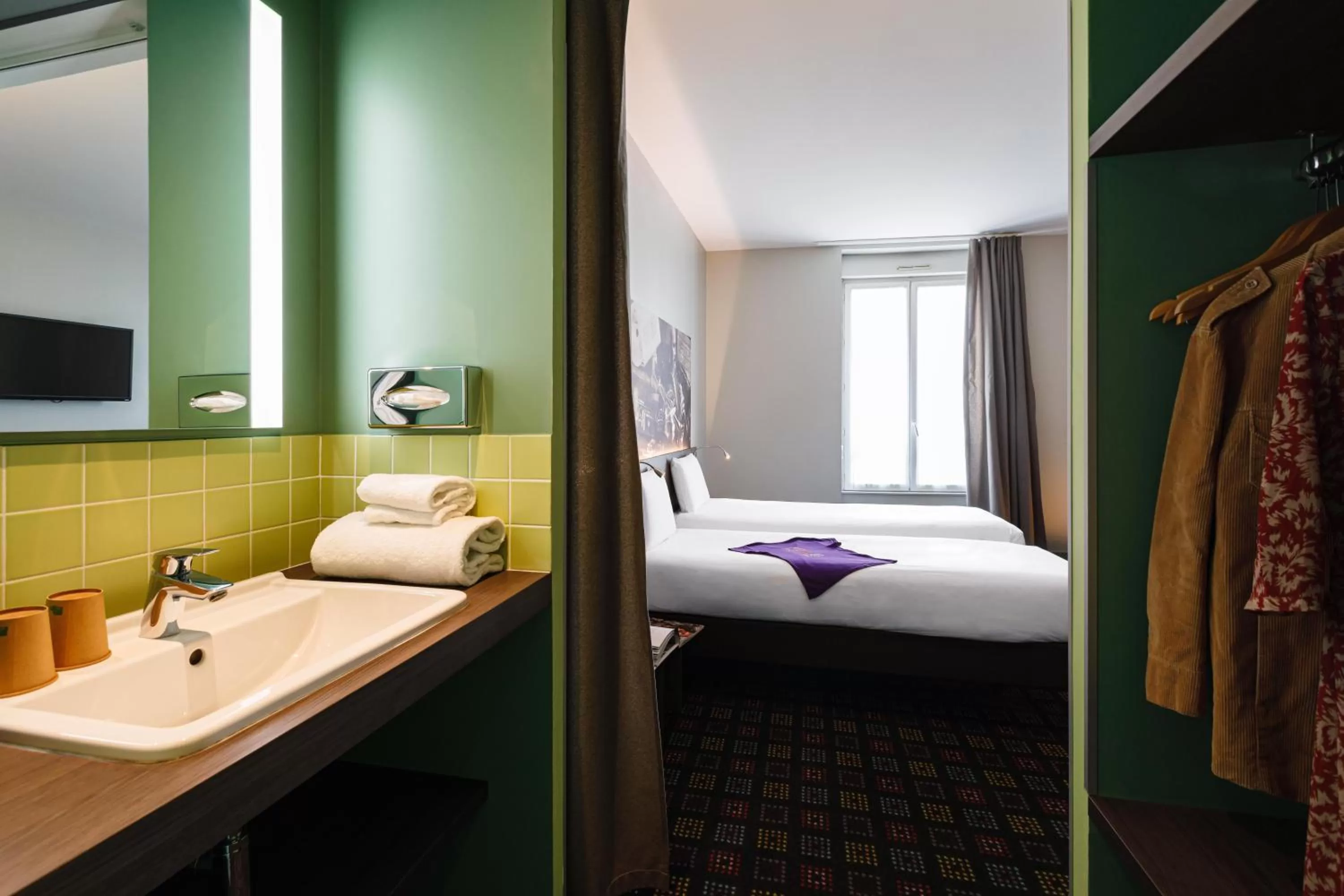 Bathroom, Bed in Greet Hotel Lyon Confluence