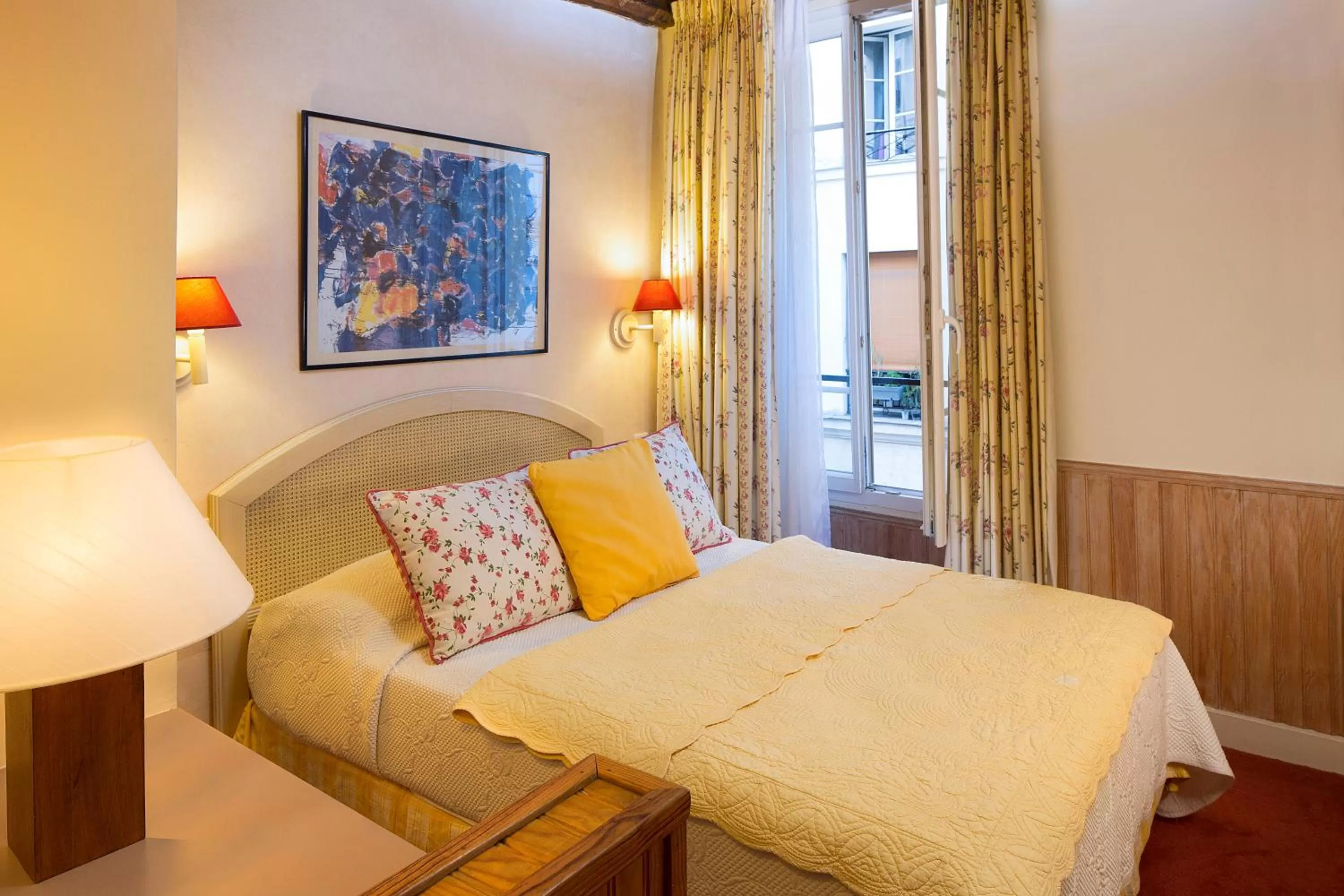 Bed in Hôtel du Cygne Paris