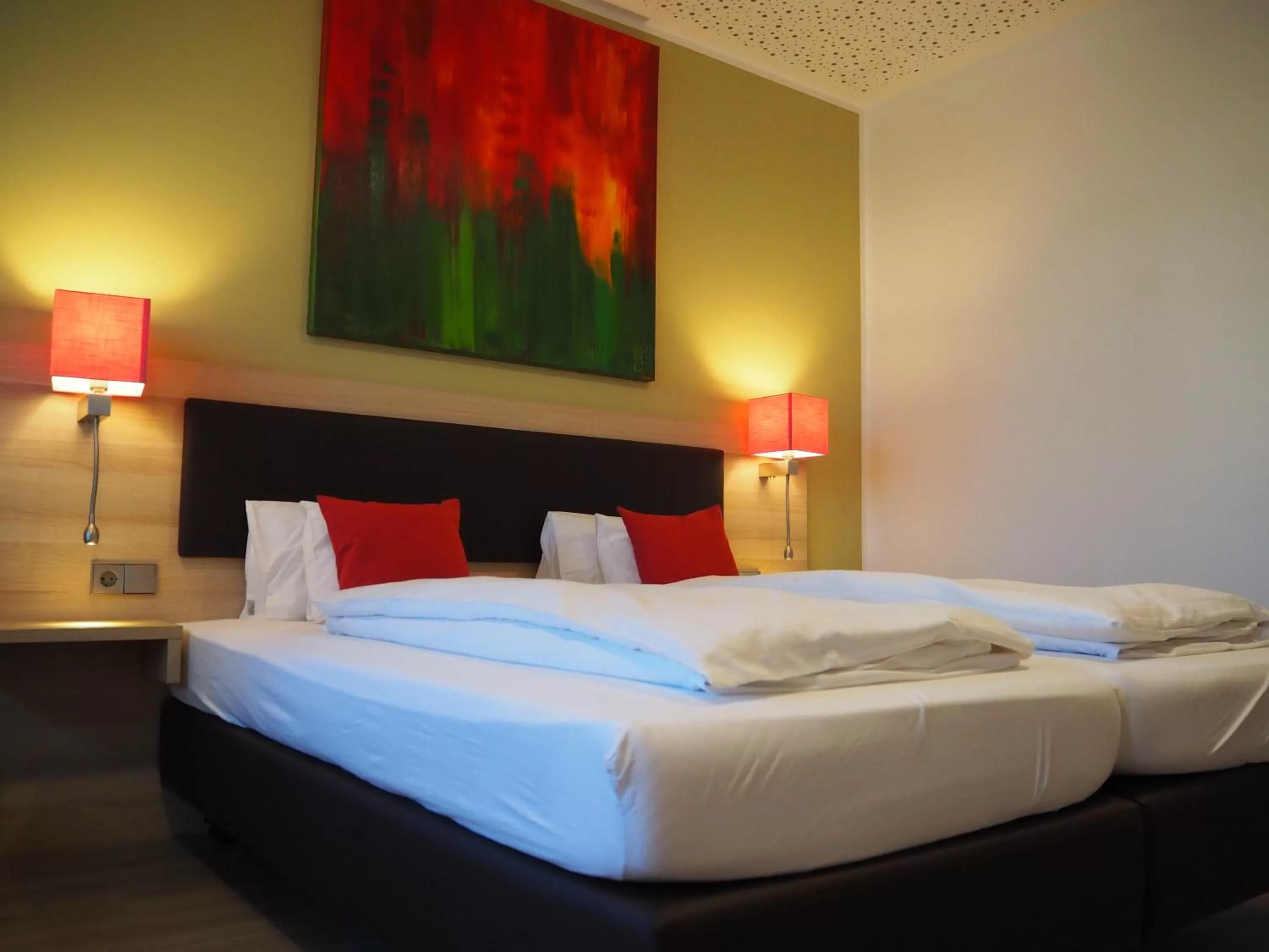 Photo of the whole room, Bed in Hotel „Zur Linde“