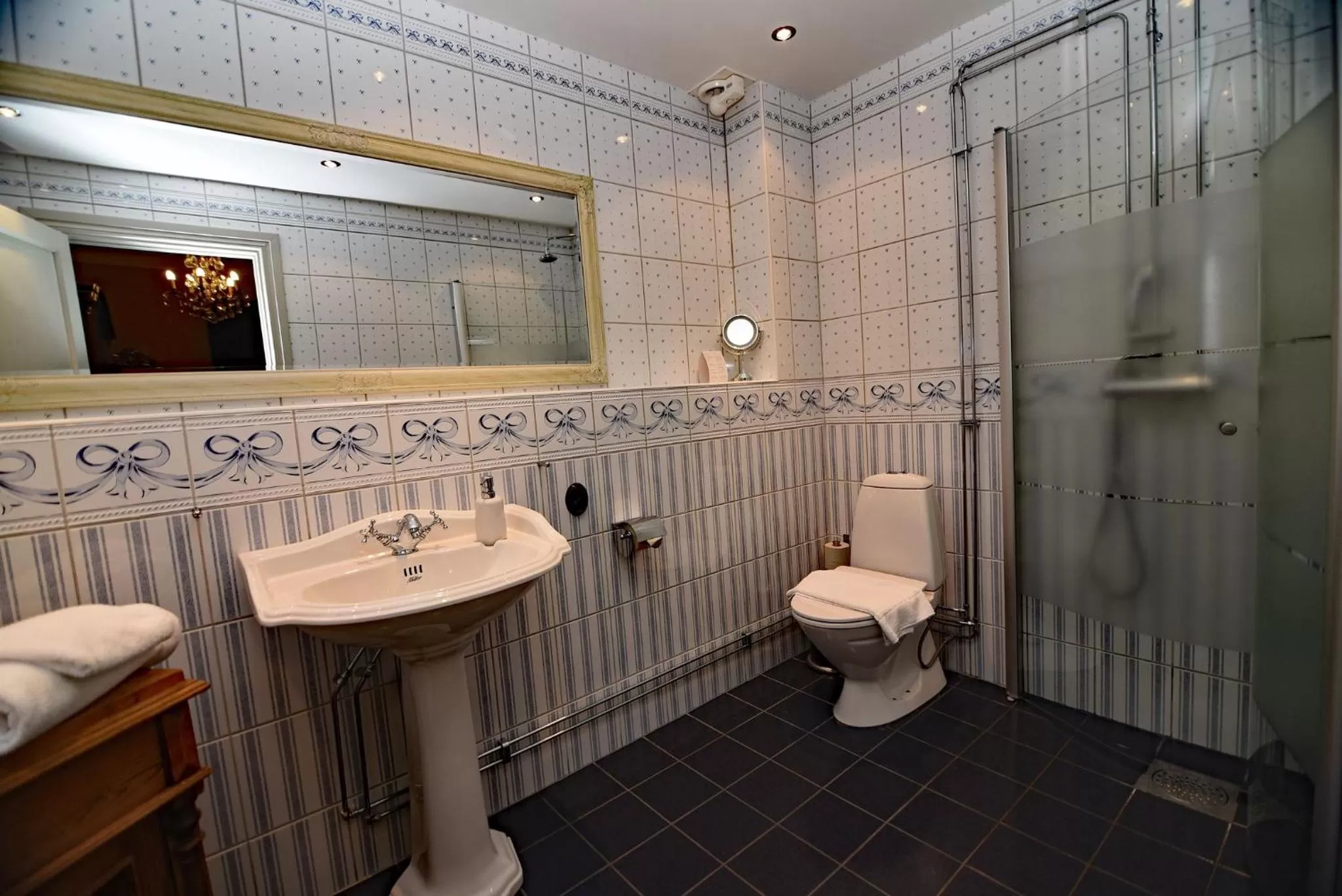 Bathroom in Park Hotel Linköping Fawlty Towers