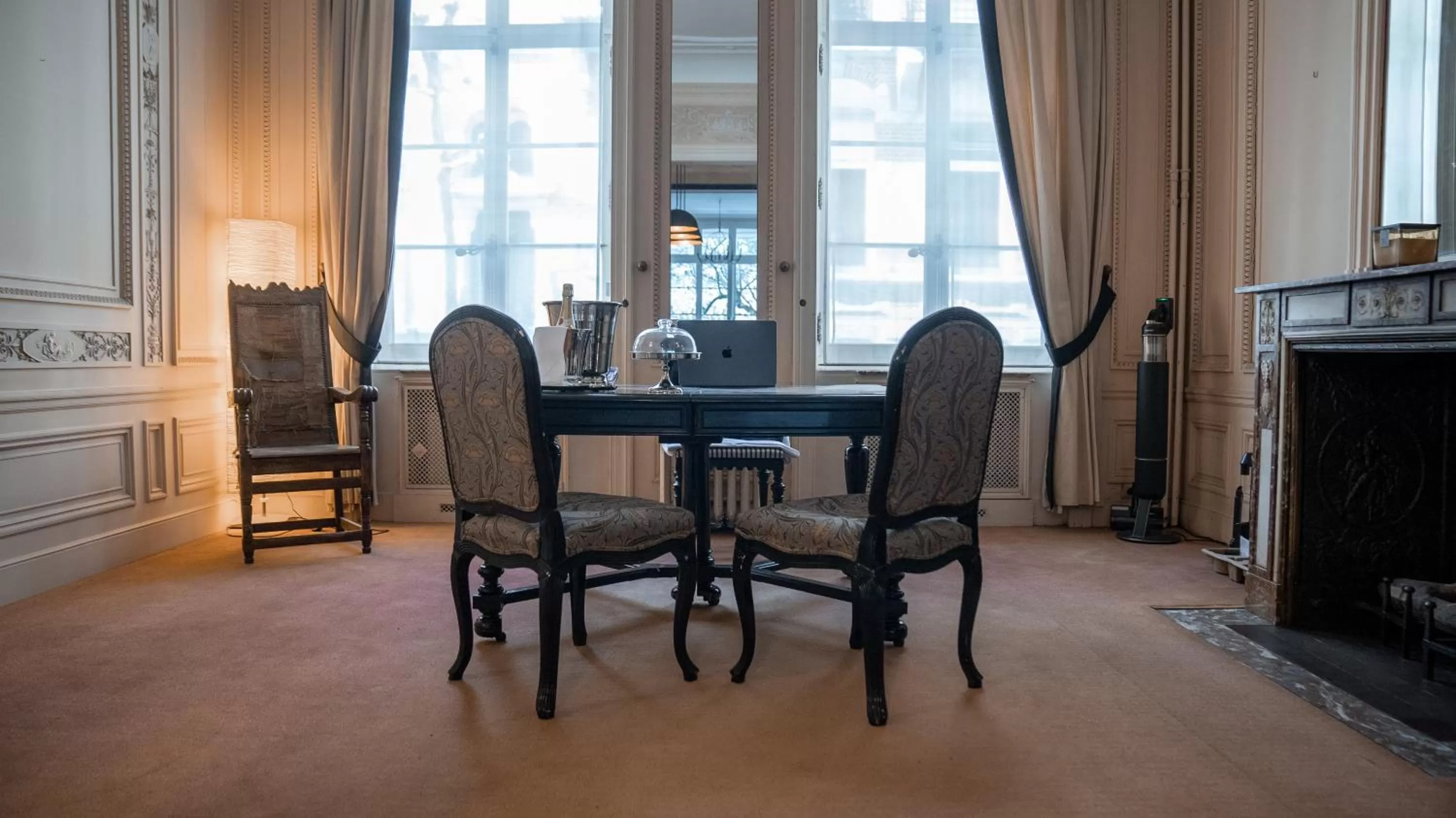 Seating area in Hotel de Maître de Vaughan