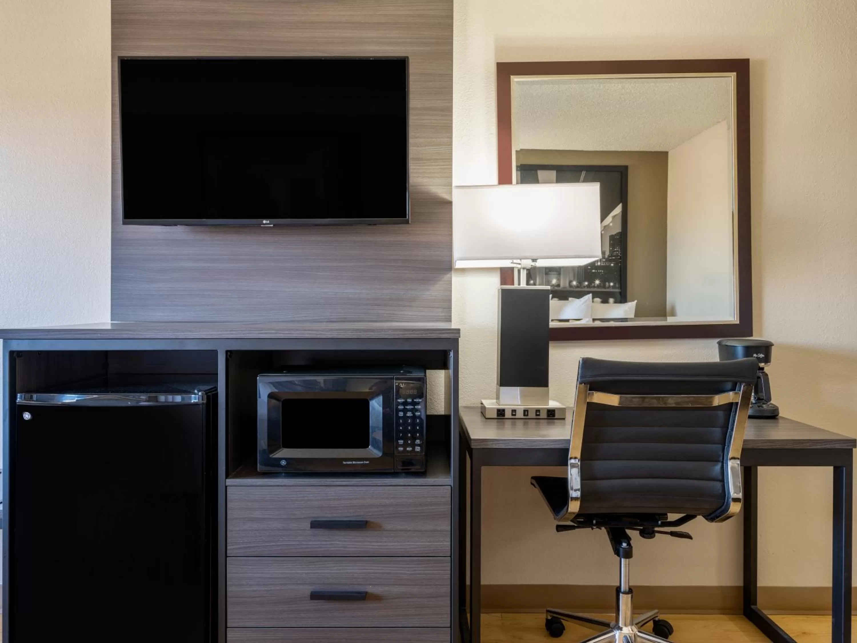 TV and multimedia in Super 8 by Wyndham Clinton