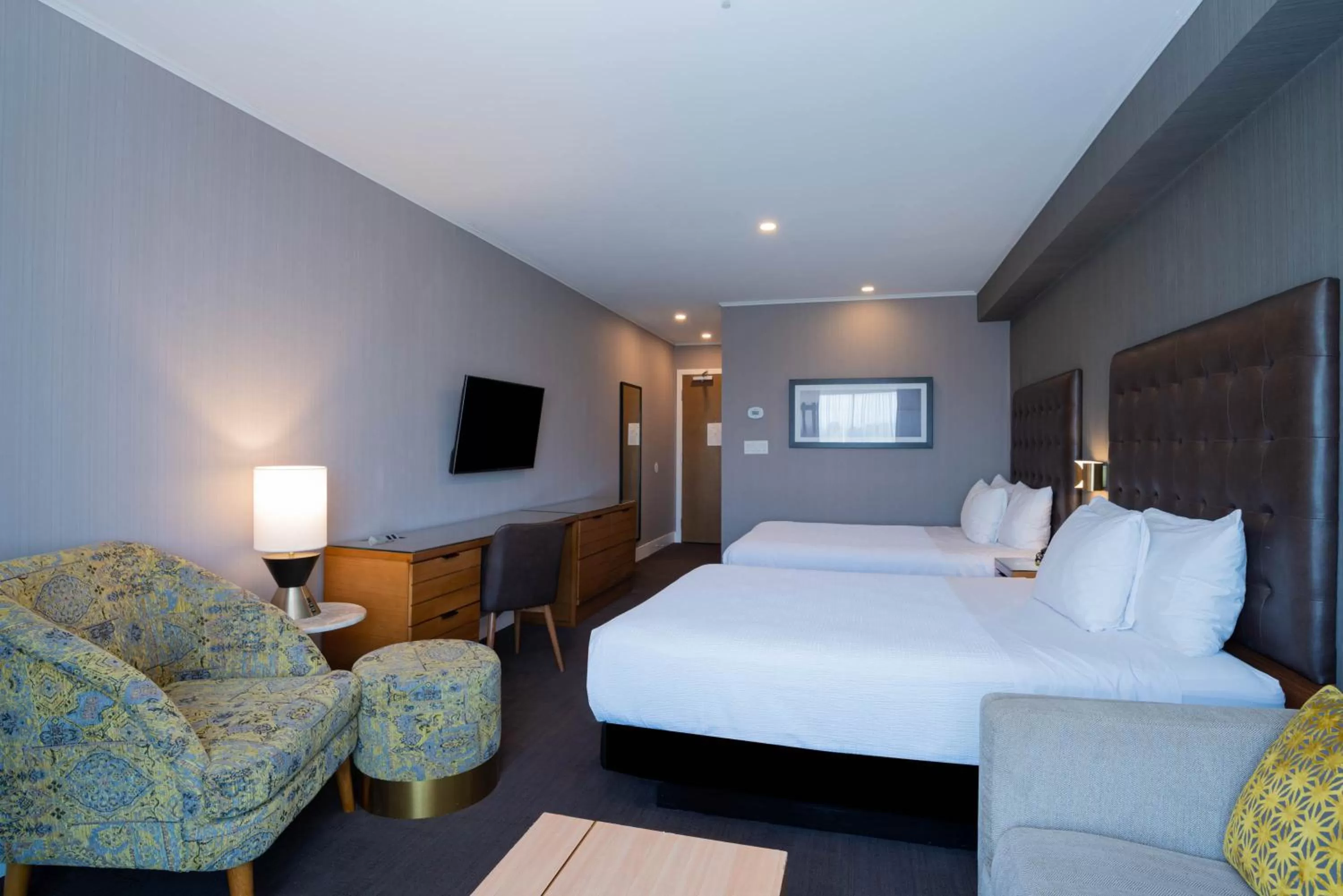 Photo of the whole room, Bed in Sandman Hotel Hamilton