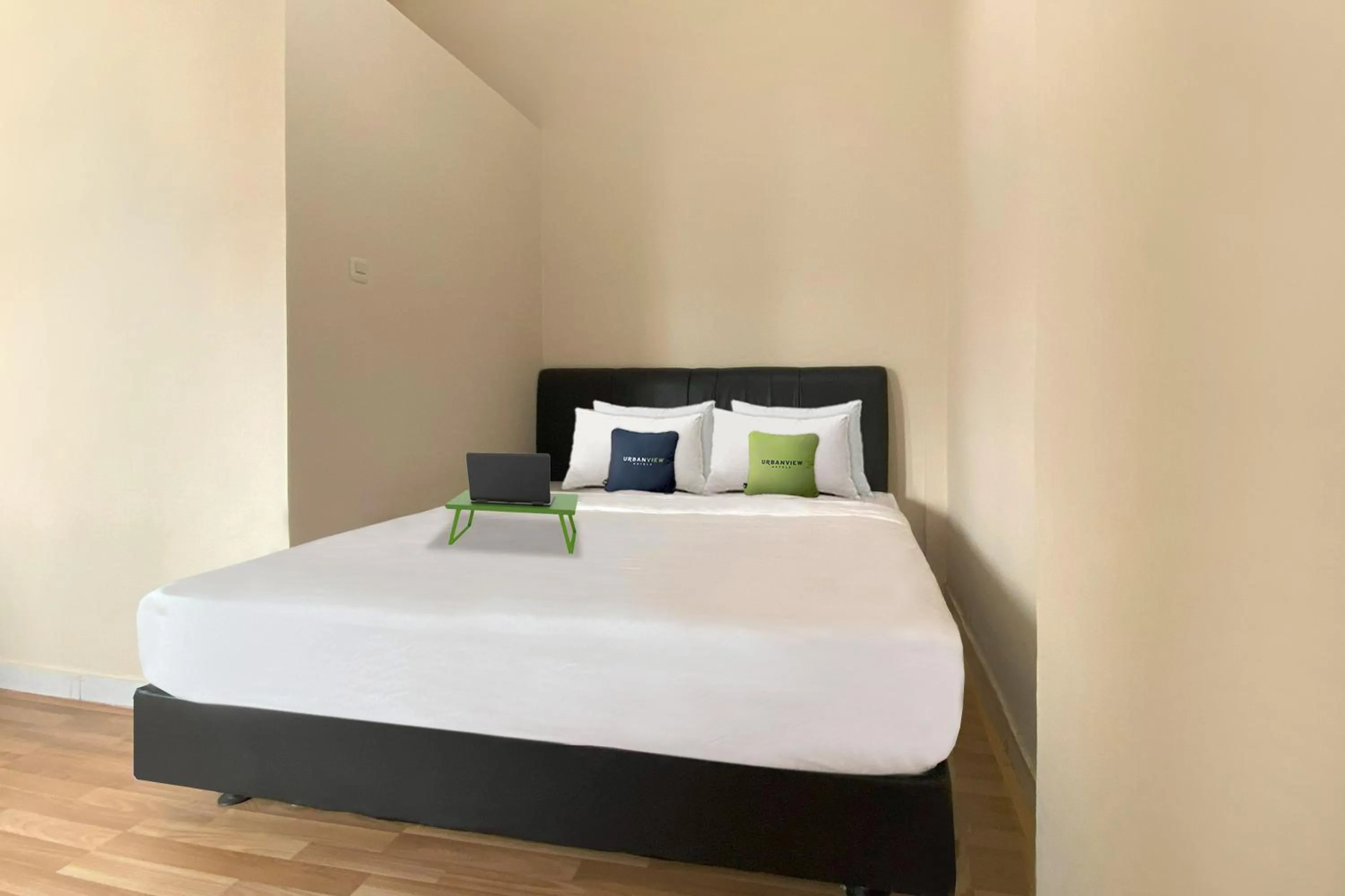 Bedroom, Bed in Urbanview Hotel Residence 446 Tanjung Duren