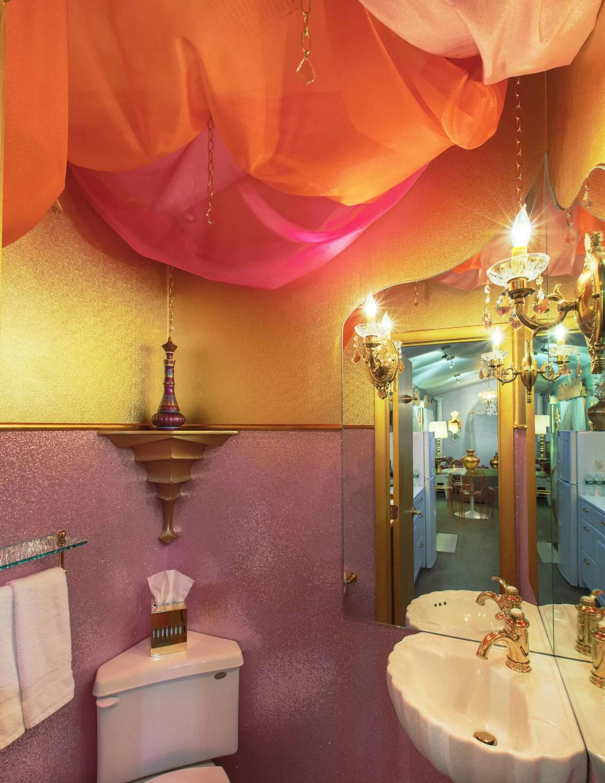 Toilet in The Roxbury